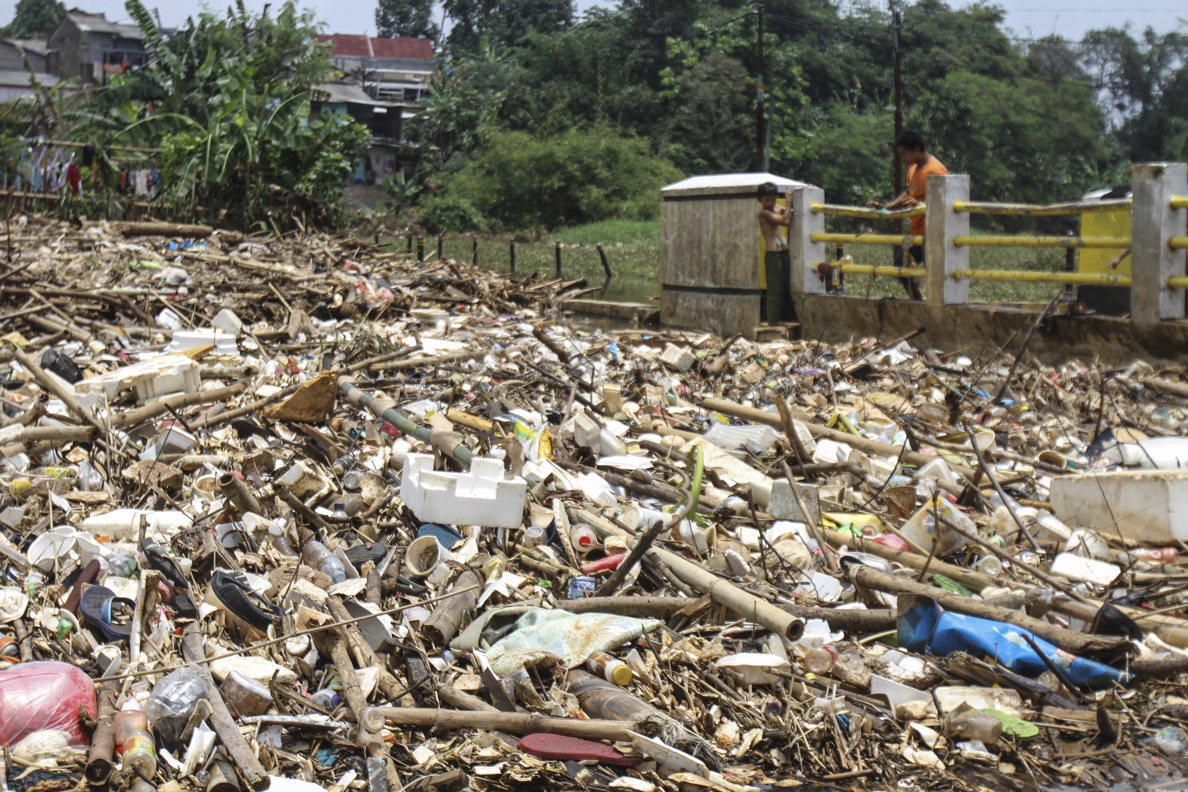 Sampah Masker dan Plastik Dominasi Aliran Kali Pesanggrahan Kota Depok