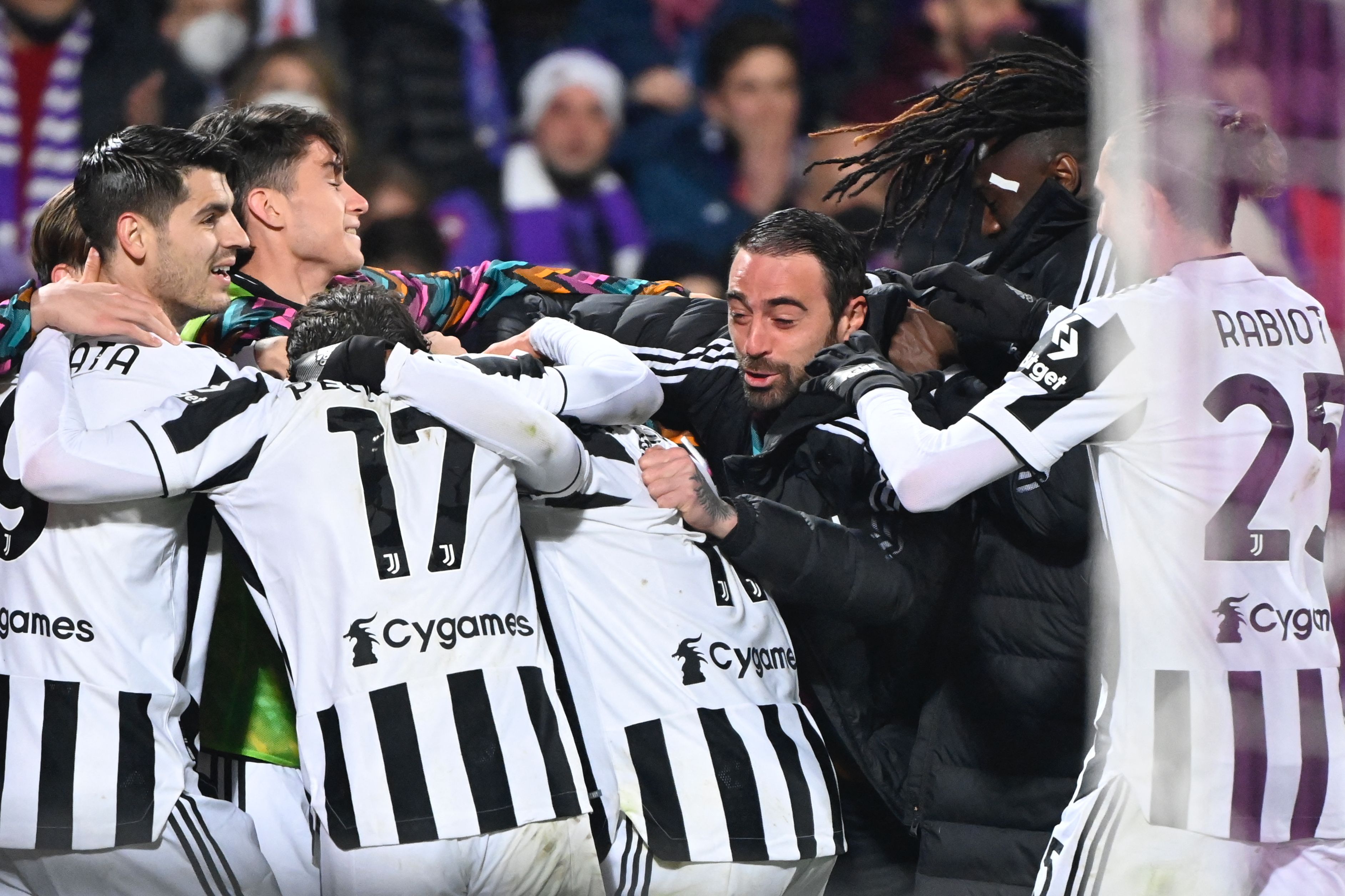 Para pemain Juventus melakukan selebrasi usai mencetak gol ke gawang Fiorentina di laga Coppa Italia.