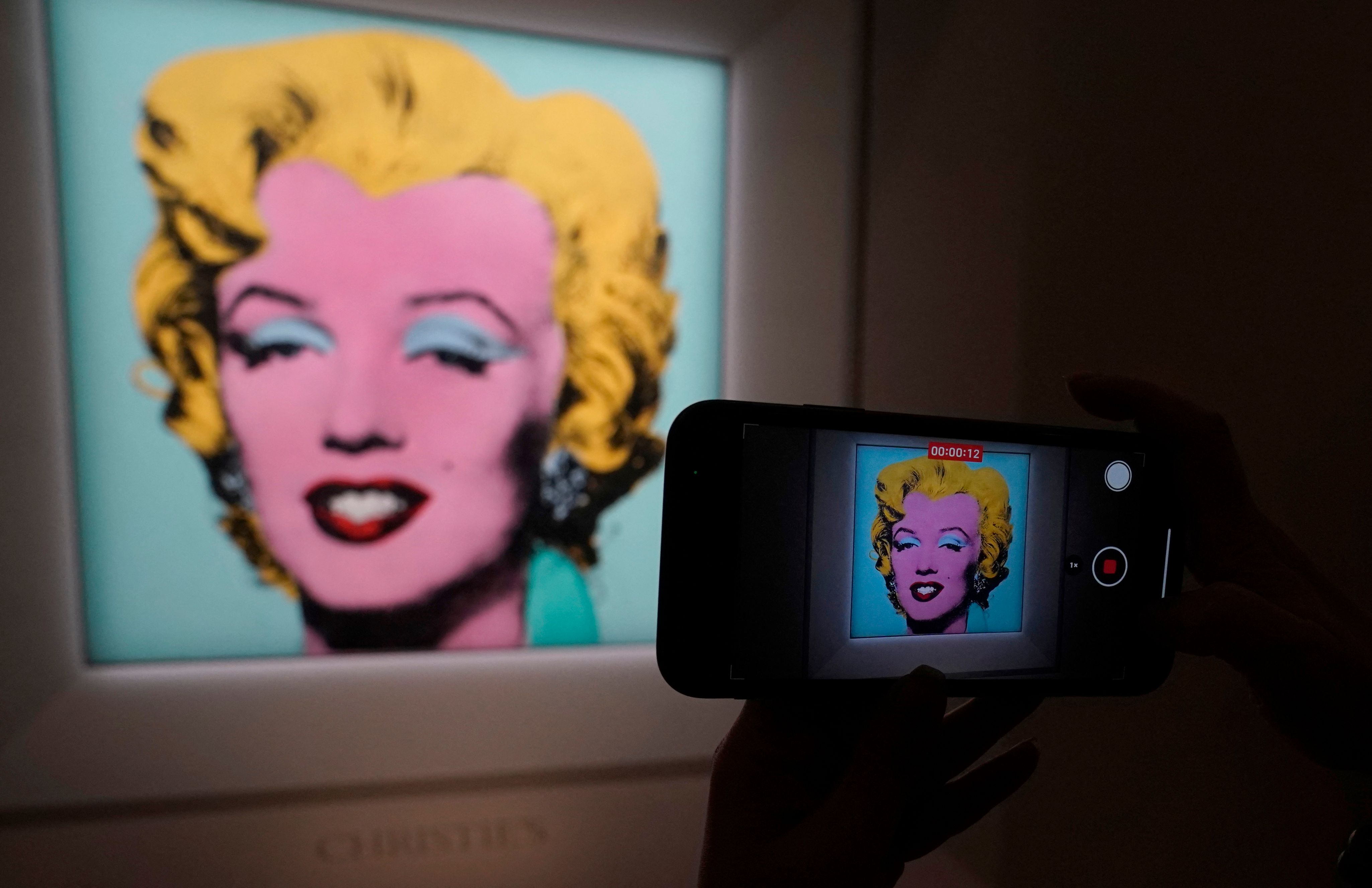 Lukisan 'Shot Sage Blue Marilyn' karya Andy Warhol diprediksi akan laku terjual Rp2,8 triliun dalam lelang, Mei mendatang.  