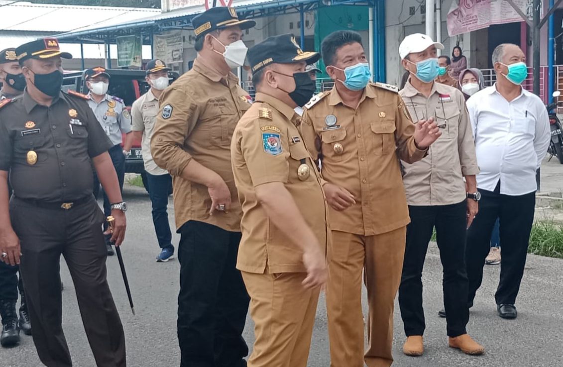 Gubernur Kalteng Sugianto Sabran berada di kawasan budi daya udang vaname