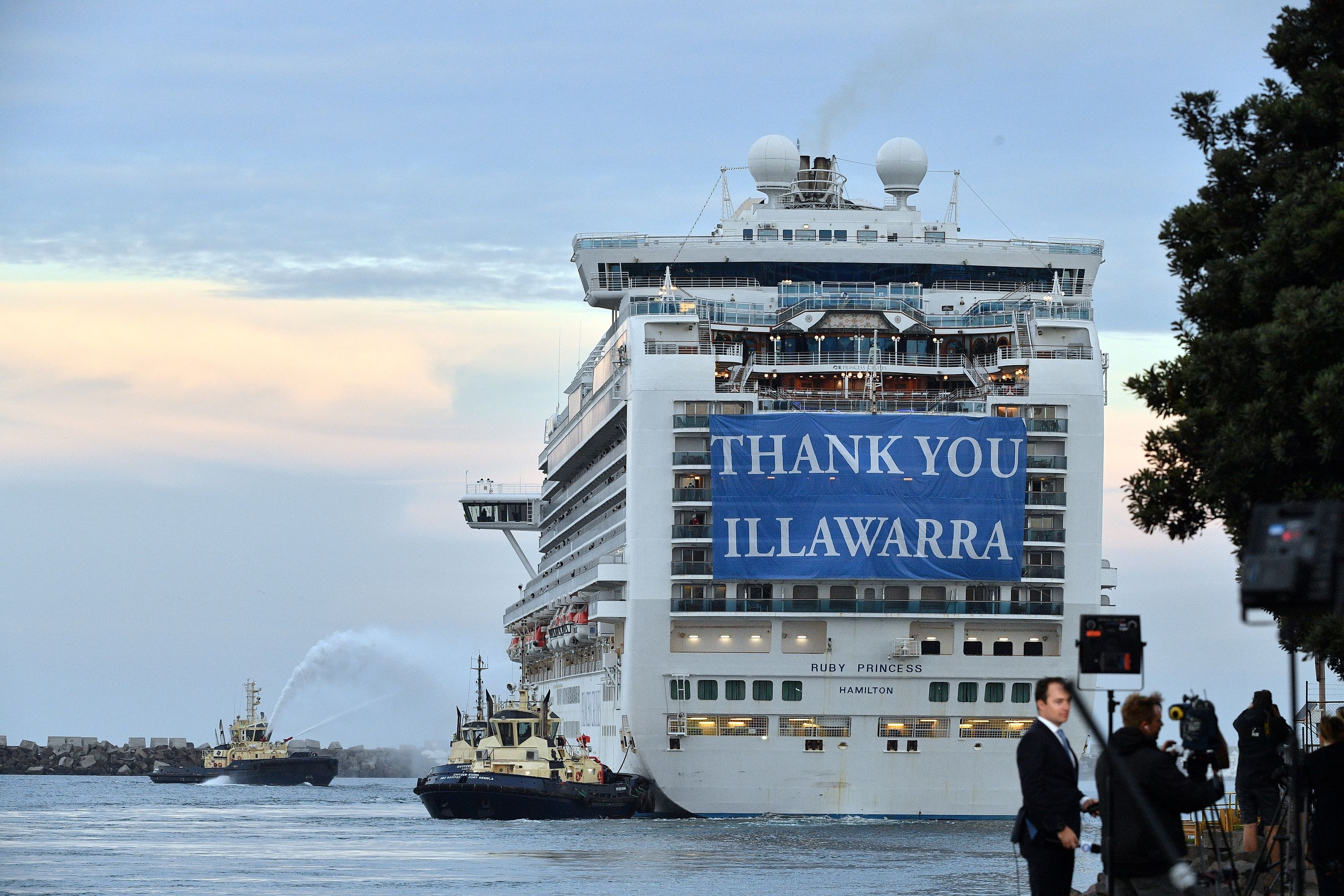 Kapal pesiar Ruby Princess saat meninggalkan Pelabuhan Kembla, sekitar 80 km selatan Kota Sydney, Australia, Rabu (23/3/2022). 
