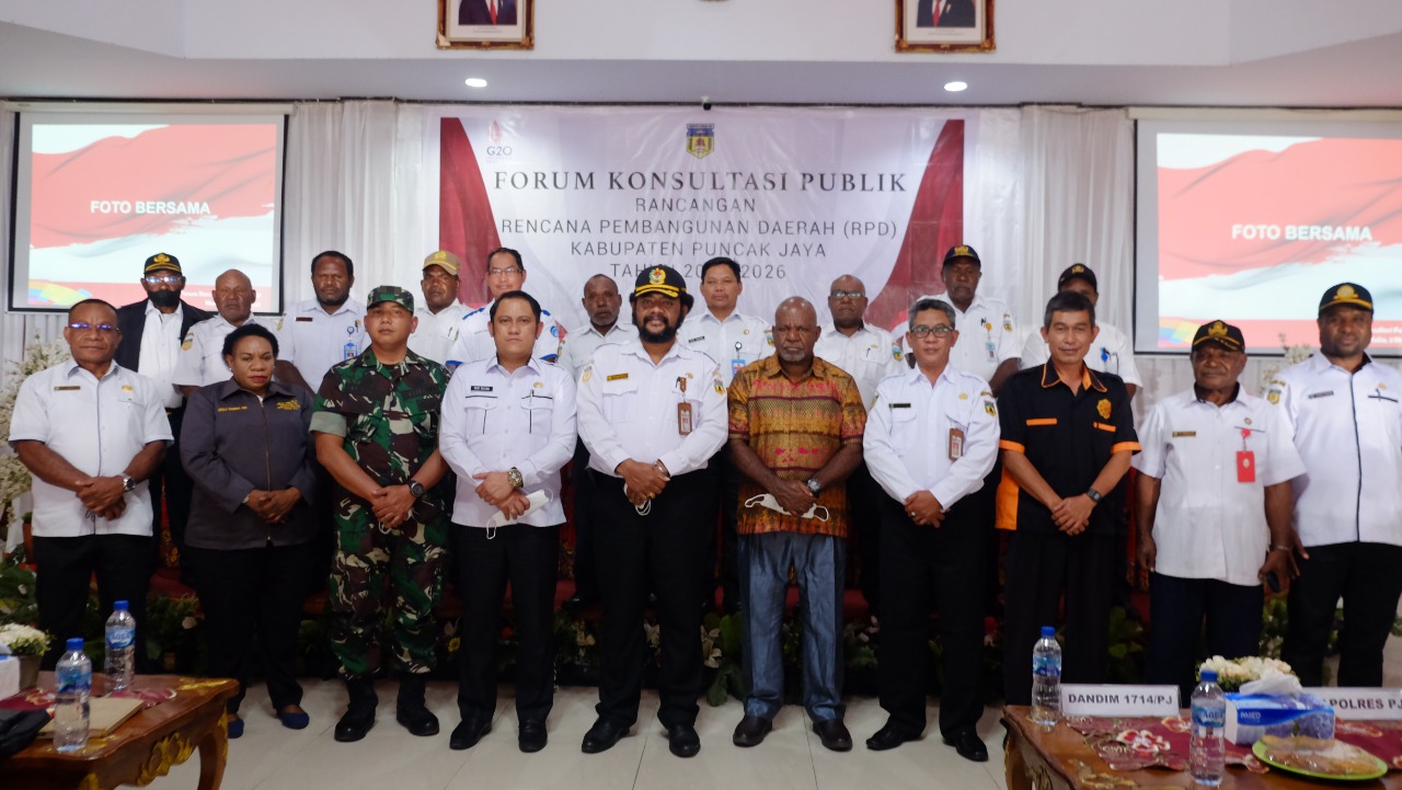 Ketua DPRD Puncak Jaya bersama kepala OPD, Kepala Dinas, TNI/Polri, serta berbagai elemen masyarakat dalam Forum Konsultasi Publik