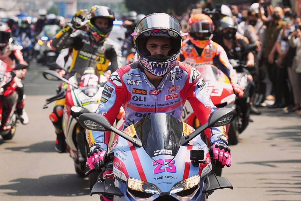 Pembalap Gresini Racing Team saat pawai di Jakarta.
