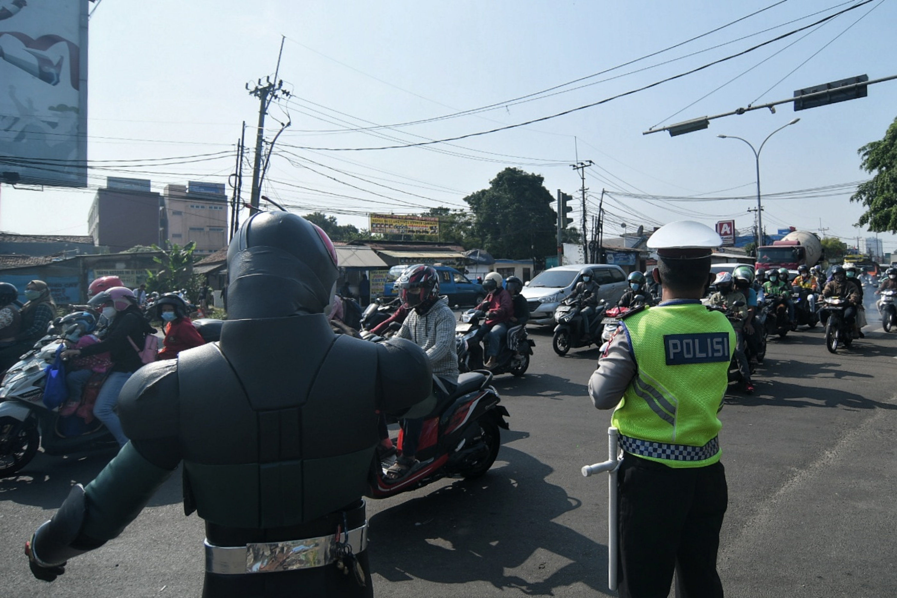 Lalu lintas di simpangan Cisalak, Depok, Jawa Barat, Kamis (30/9/2021). 