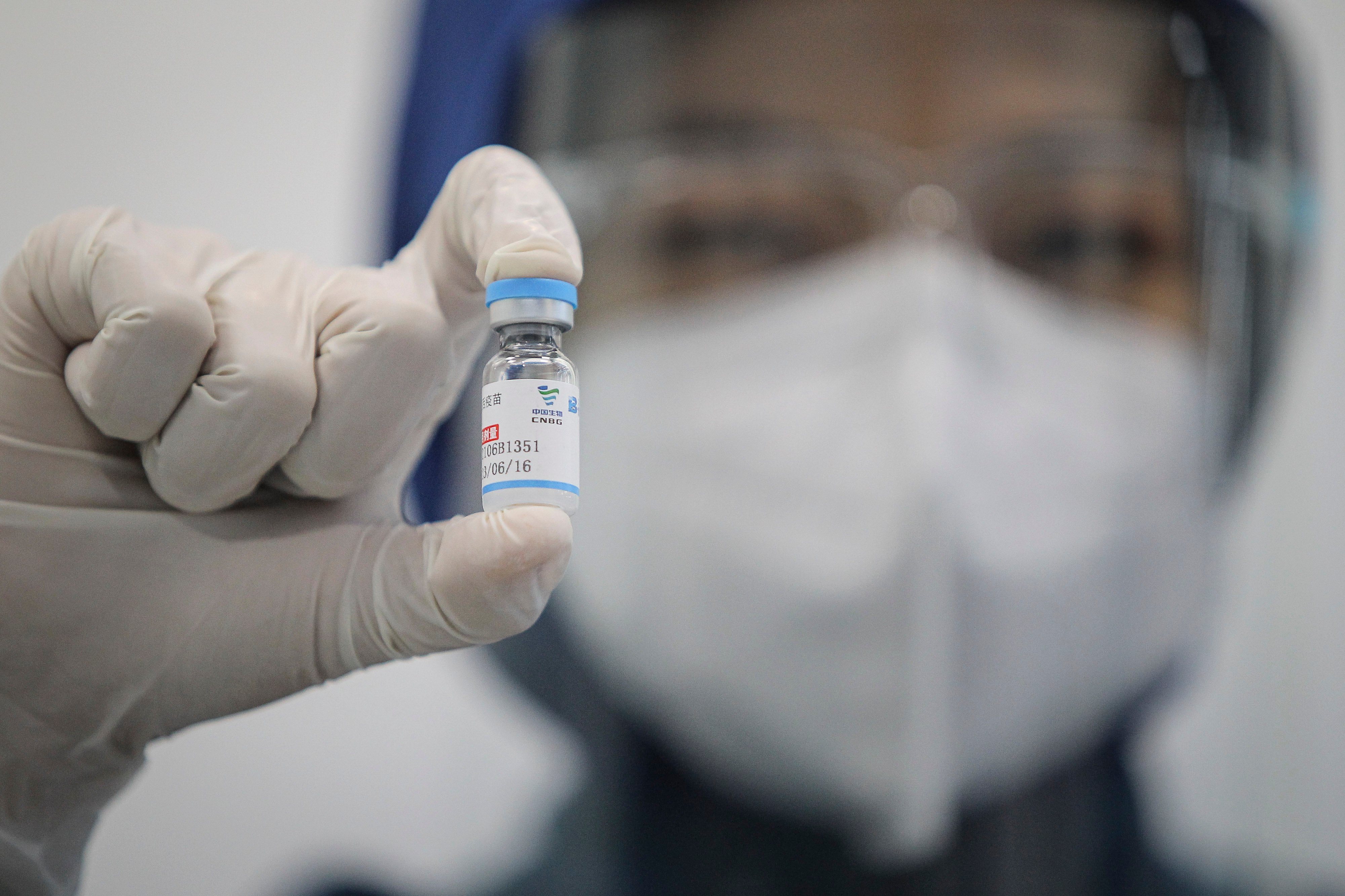 Tenaga kesehatan menunjukkan botol vaksin covid-19 Sinopharm saat vaksinasi di klinik Kimia Farma, Radio Dalam, Jakarta, Rabu (23/2/2022)