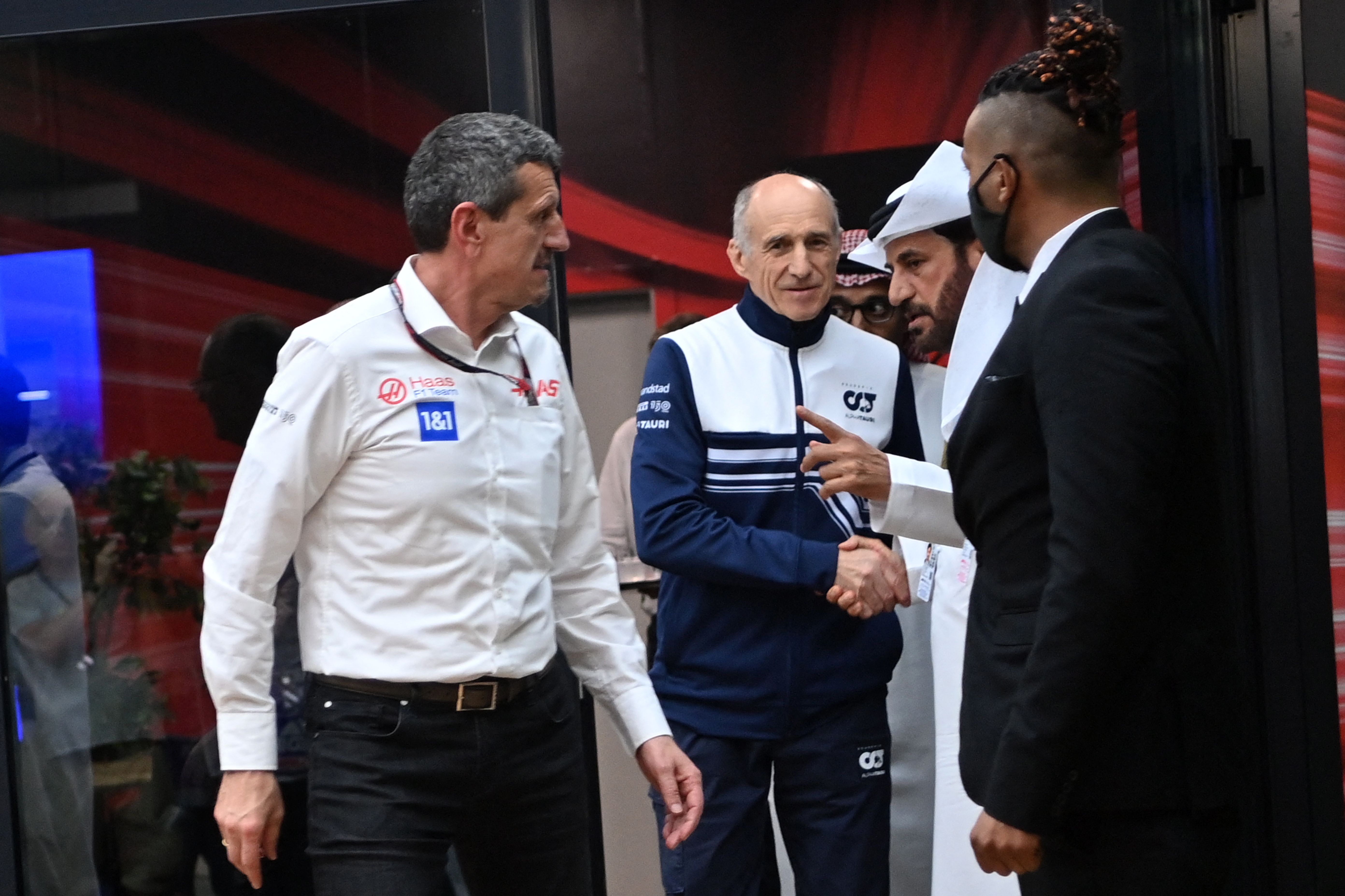 Presiden FIA Mohammed Ben Sulayem (kedua kanan) berbincang dengan pimpinan tim Haas Guenther Steiner.