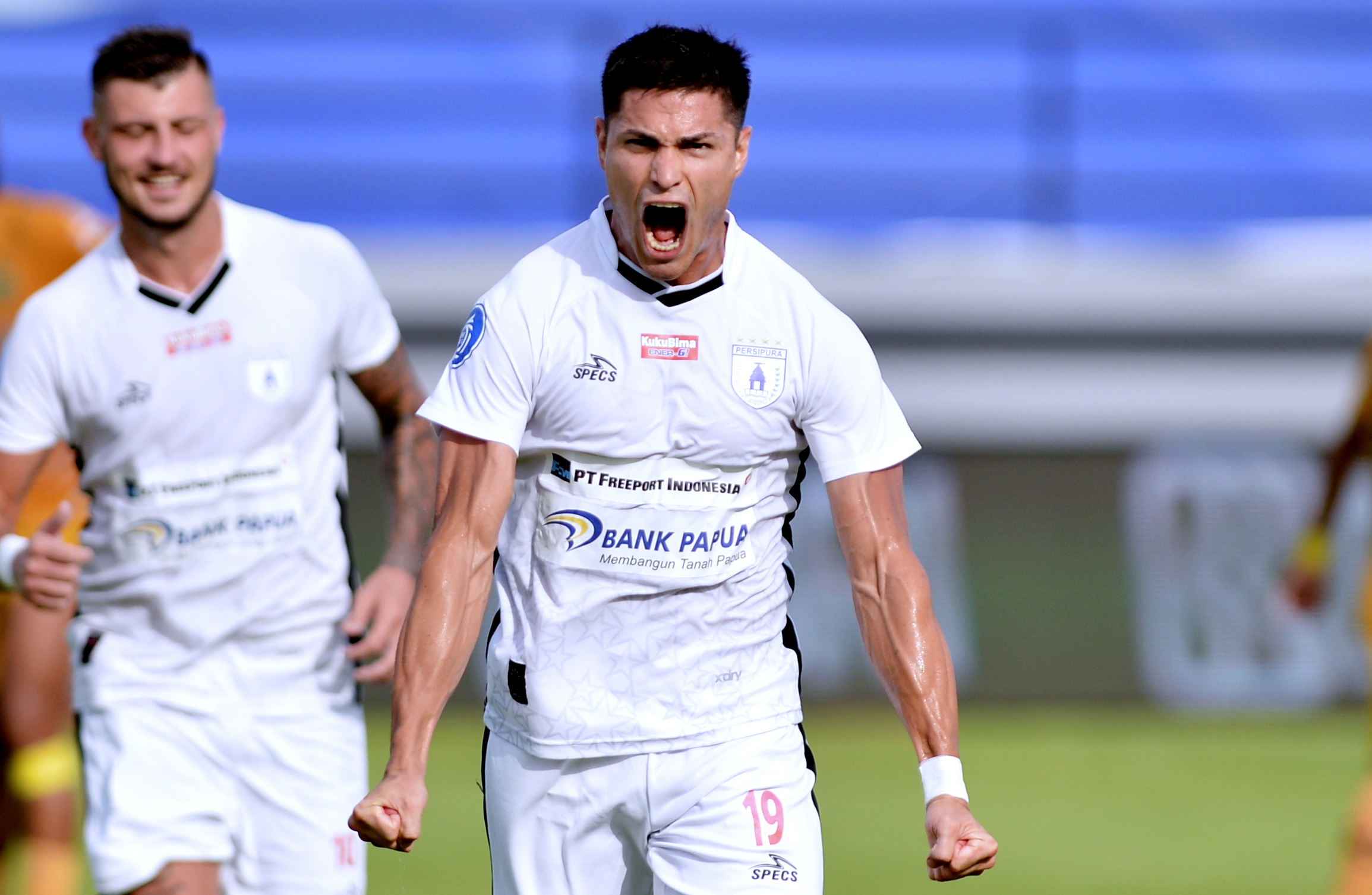 Pesepak bola Persipura Jayapura Ramiro Ezequiel Fergonzi (kanan) berselebrasi usai mencetak gol ke gawang Bhayangkara FC.