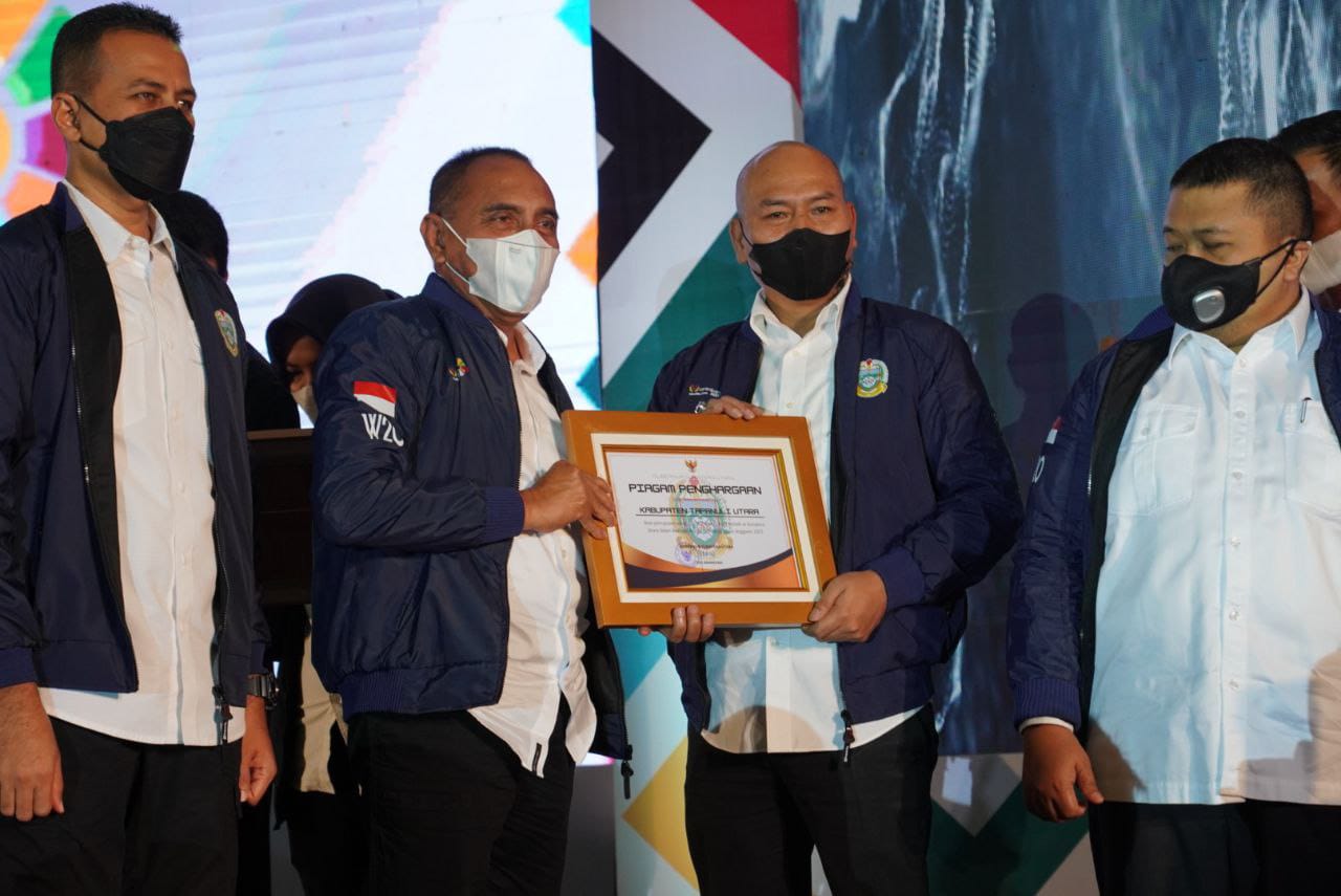 Bupati Tapanuli Utara Nikson Nababan menerima penghargaan dari Gubernur Sumatra Utara Edy Rahmayadi