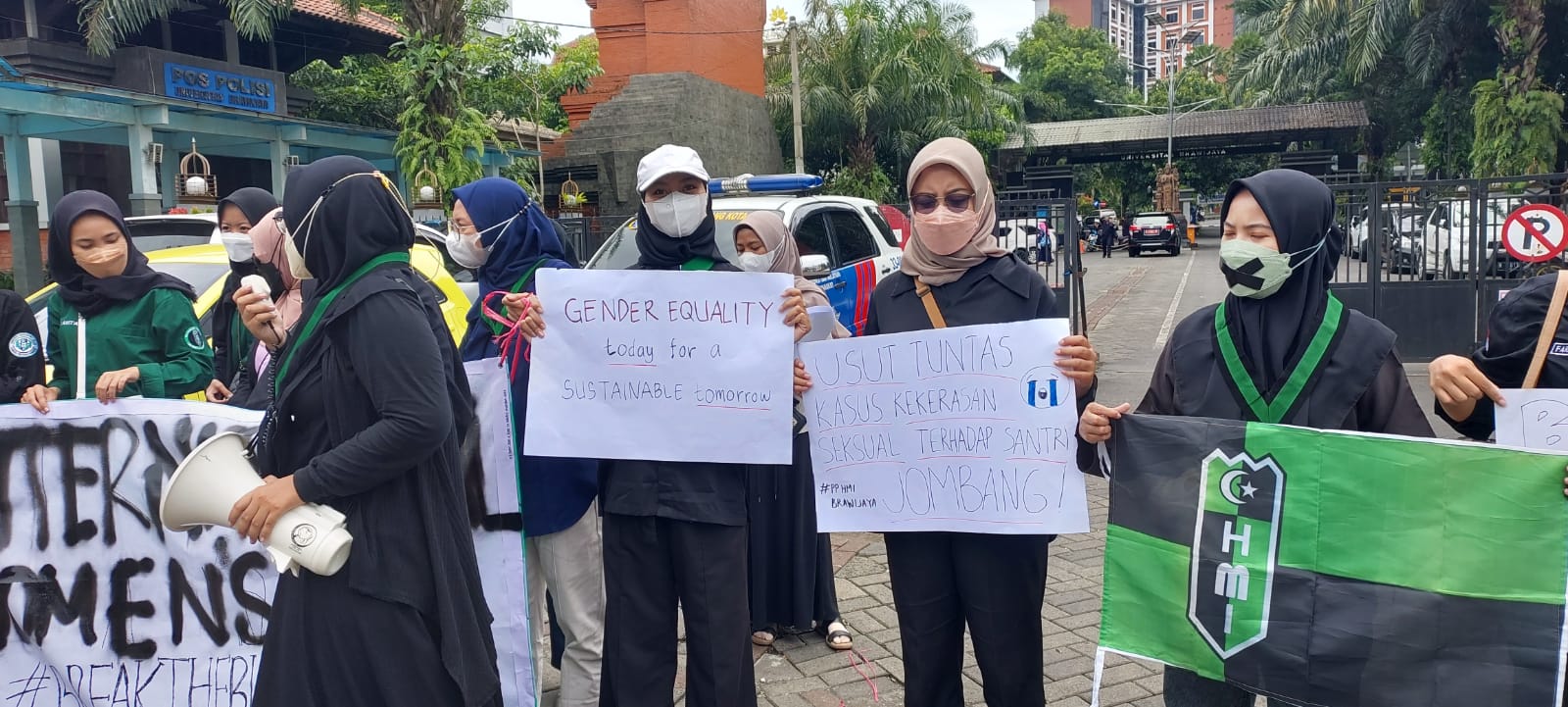 HMI Malang melakukan aksi menuntut oenuntasan kasus kekerasan seksual di depan kampus Universitas Brawijaya, Malang, Jawa Timur