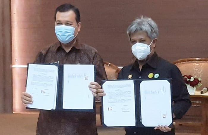 Gubernur Babel, Erzaldi Osman (kiri) bersama Direktur Polbangtan Malang, Setya Budhi Udrayana usai teken MoU