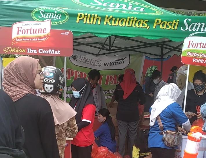 Pasar Murah Sembako di halaman Monumen Mandala Pembebasan Irian Barat, Jalan Jenderal Sudirman, Makassar, Selasa (8/3), yang langsung diserb