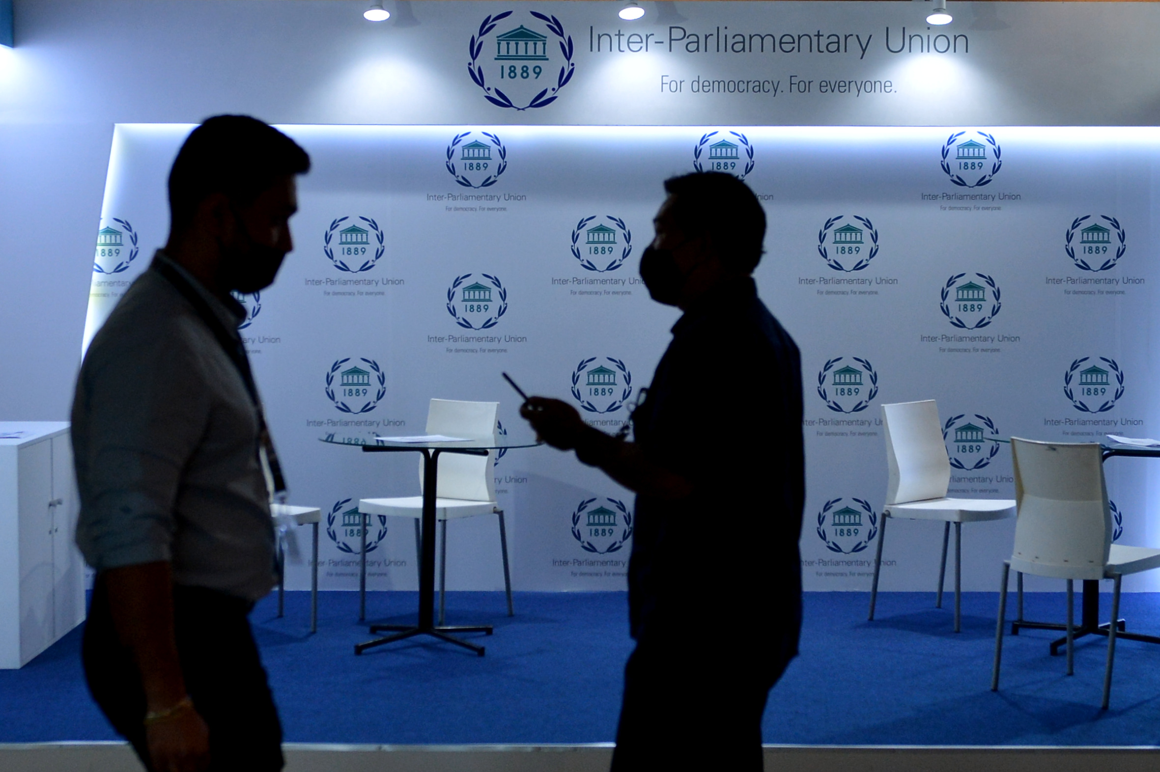 Delegasi dan petugas berjalan di area sidang Inter-Parliamentary Union (IPU) ke-144 di Nusa Dua, Bali.