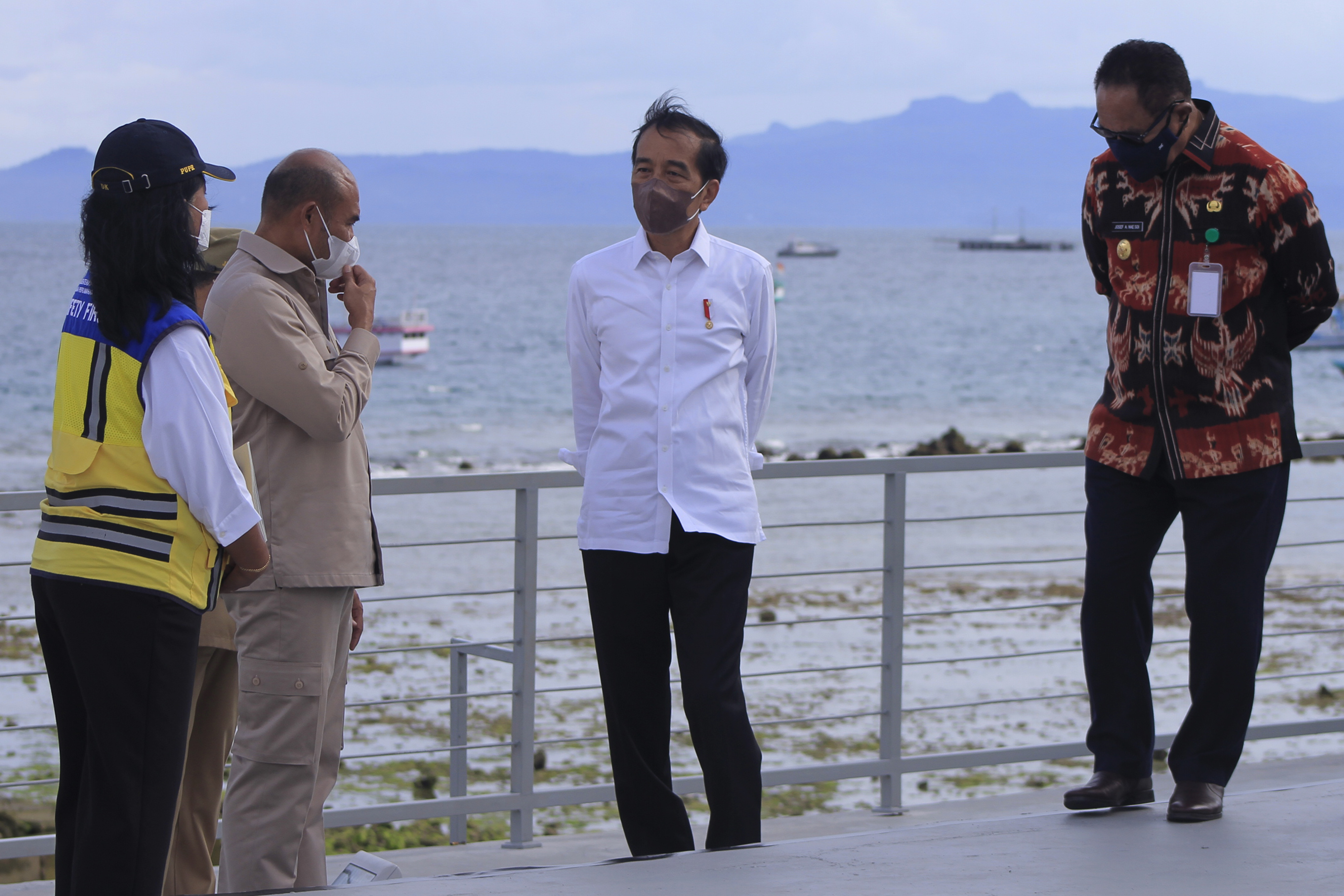 Presiden Joko Widodo (kedua kanan) berbincang-bicang usai meninjau taman wisata baru dan kuliner di Pantai Kelapa Lima, di Kota Kupang, NTT