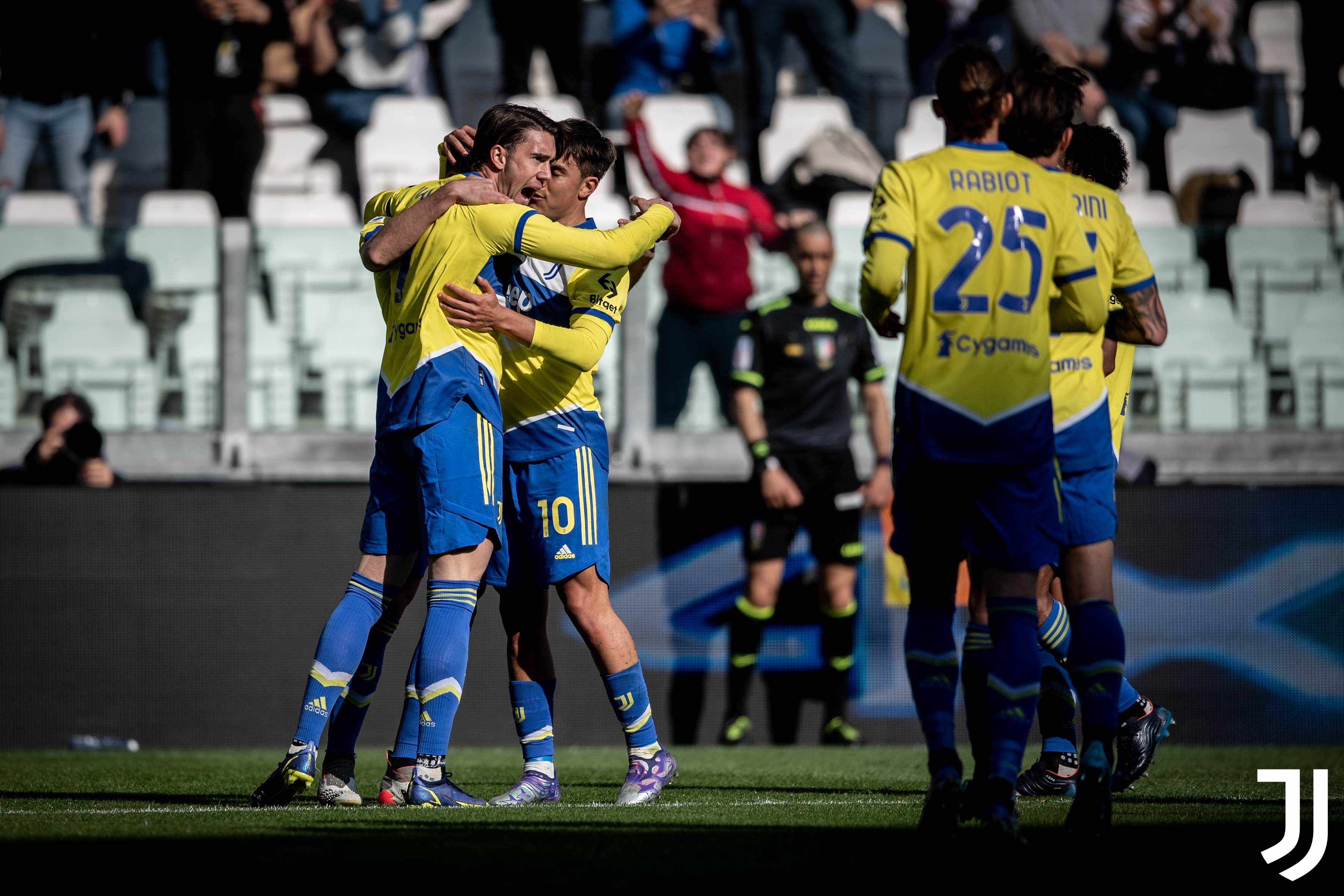 Pemain Juventus merayakan kemenangan atas Salernitana