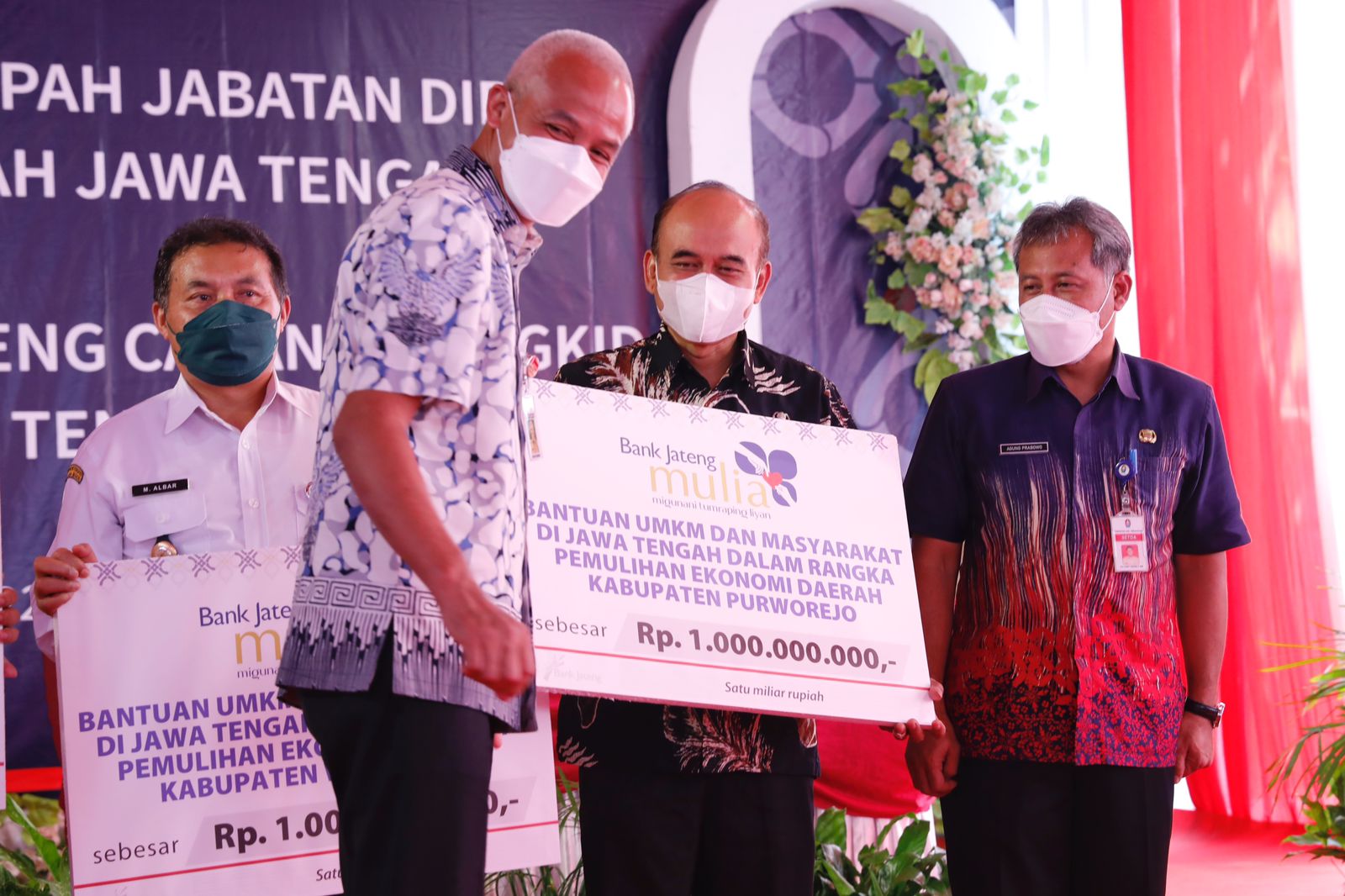Gubernur Jateng Ganjar Pranowo memberikan bantuan pemberdayaan UMKM Rp1 miliar setipa kabupaten, Rabu (16/3/2022(