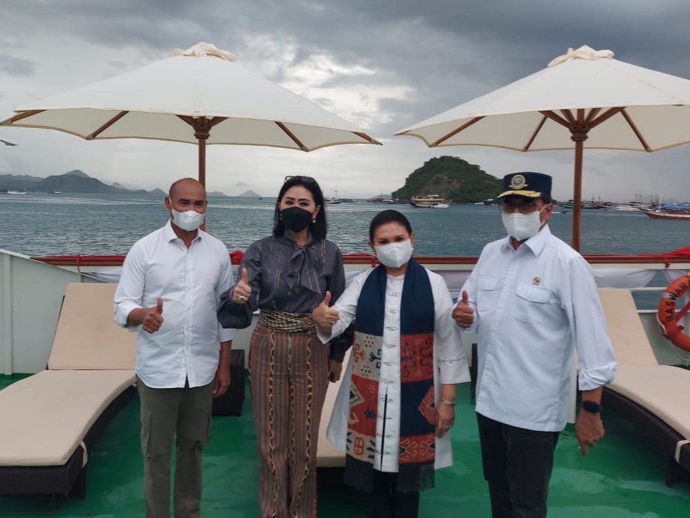 Menteri Perhubungan Budi Karya Sumadi (kanan) bersama Gubernur NTT Viktor Laiskodat (kiri) meresmikan kapal wisata di Labuan Bajo