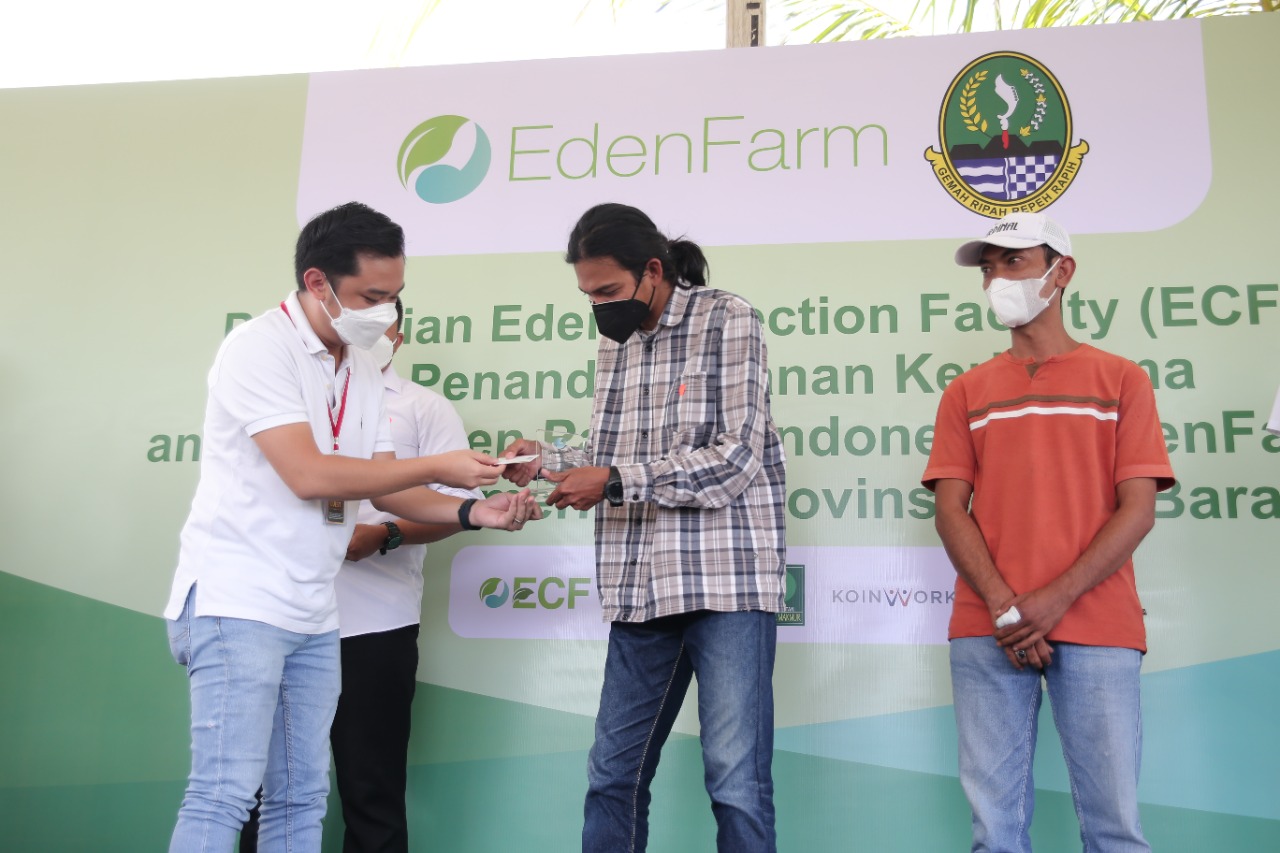 Penyerahan kartu Petani EdenFarm.