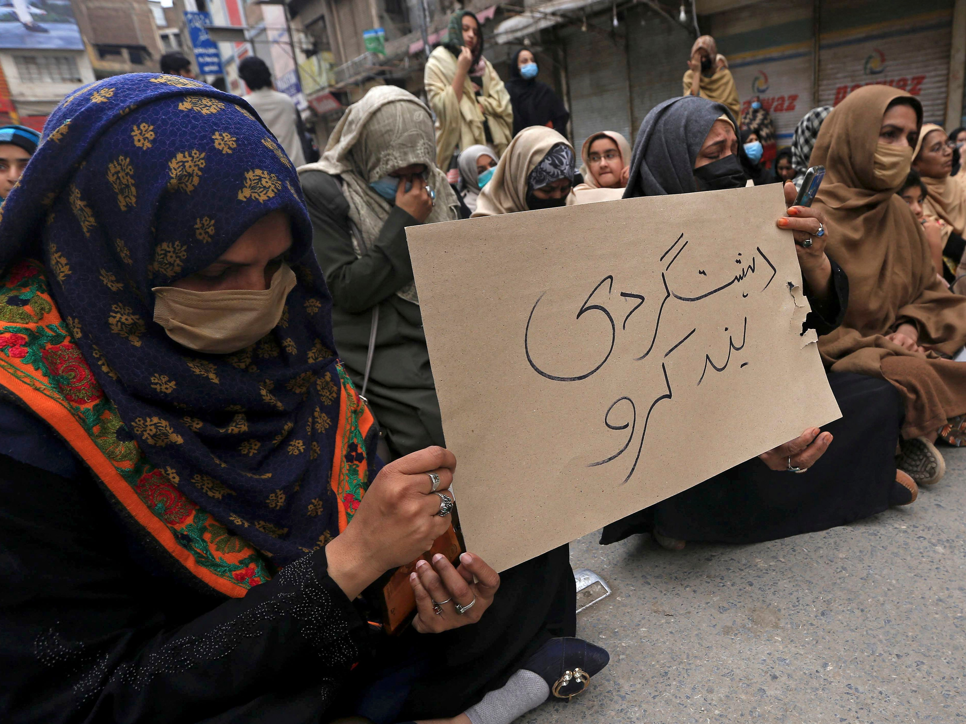 Muslim Syiah ambil bagian dalam protes terhadap serangan bom bunuh diri baru-baru ini di masjid Syiah, Peshawar, Pakistan.