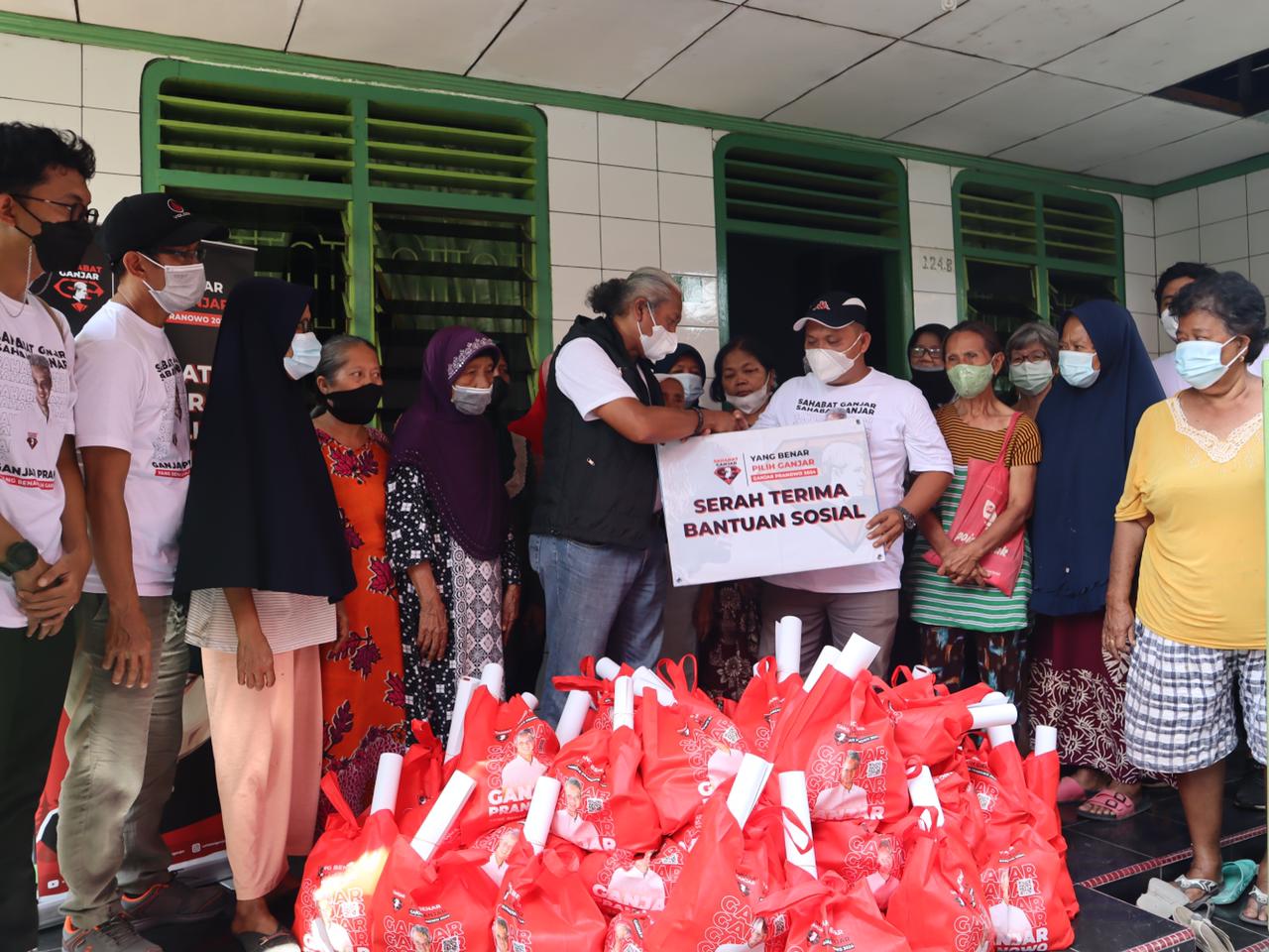 Aksi sosial Sahabat Ganjar di Kota Medan, Sumatera Utara, Minggu (20/3). 