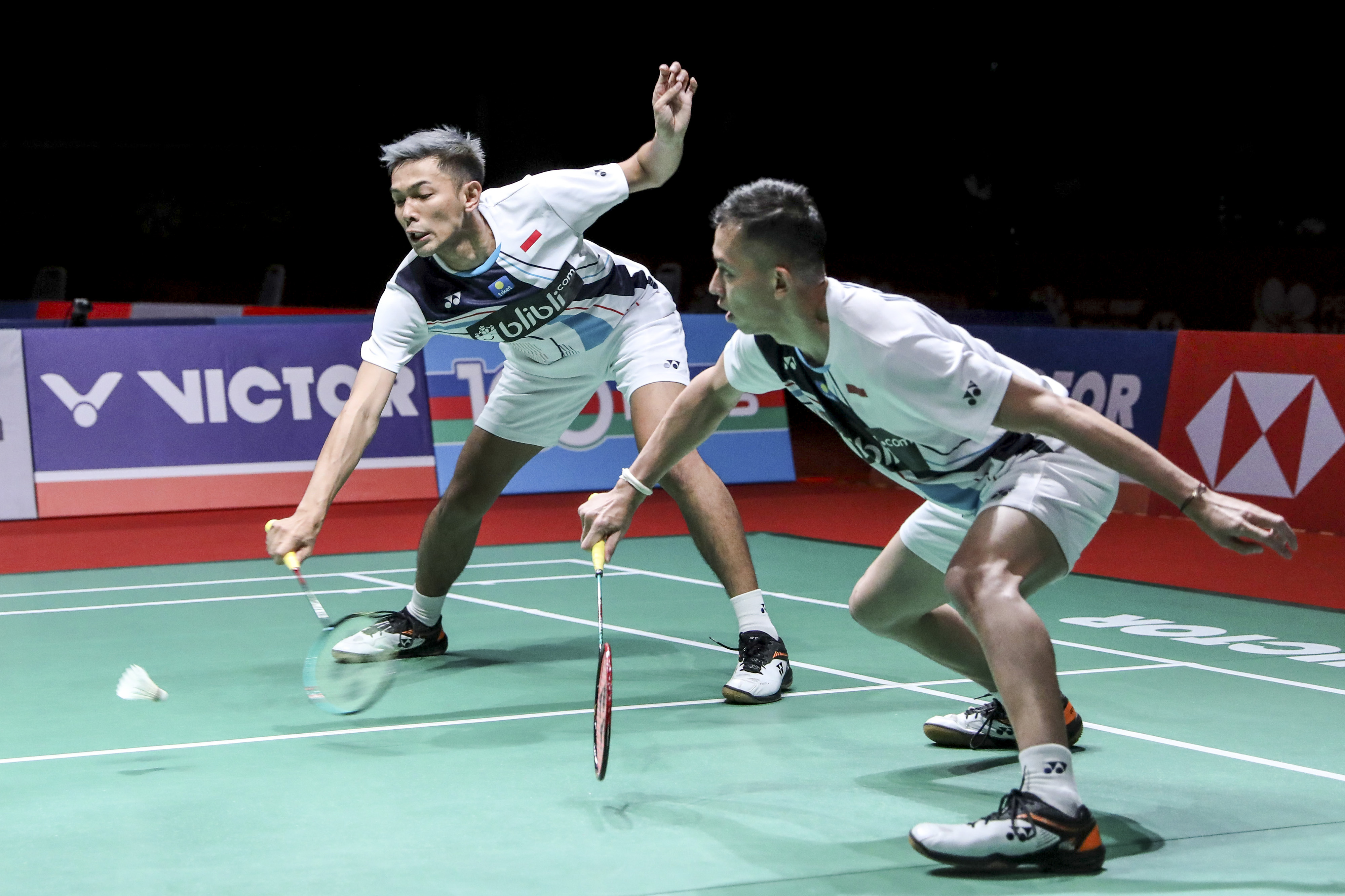  Ganda putra Indonesia Fajar Alfian (kiri) dan Muhammad Rian Ardianto berusaha mengembalikan kok.