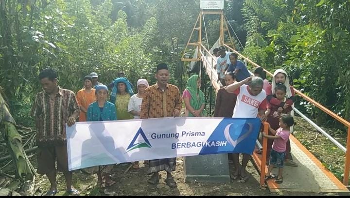 Warga Desa Desa Nangela, Kecamatan Tegalbuleud, Kabupaten Sukabumi, Jawa Barat, akhirnya memiliki jembatan.