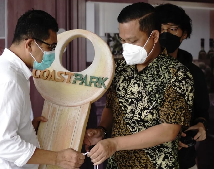 Deputy CEO Orchard Park Batam Tedi Gunawan melakukan serah terima unit Coaspark di Orchard Park Batam