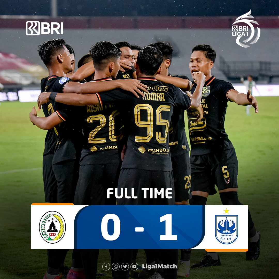 Pemain PSIS merayakan kemenangan atas PSS Sleman