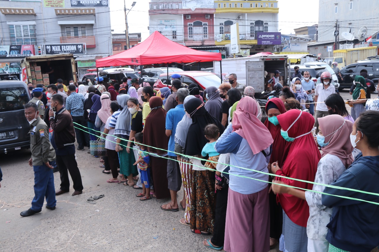 Antrian warga saat operasi pasar minyak goreng di Palembang, Sumsel.