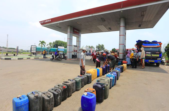 Nelayan mengumpulkan jerigen untuk melakukan pengisian bahan bakar solar bersubsidi di SPBU Limbangan, Juntinyuat, Indramayu, Jawa Barat.