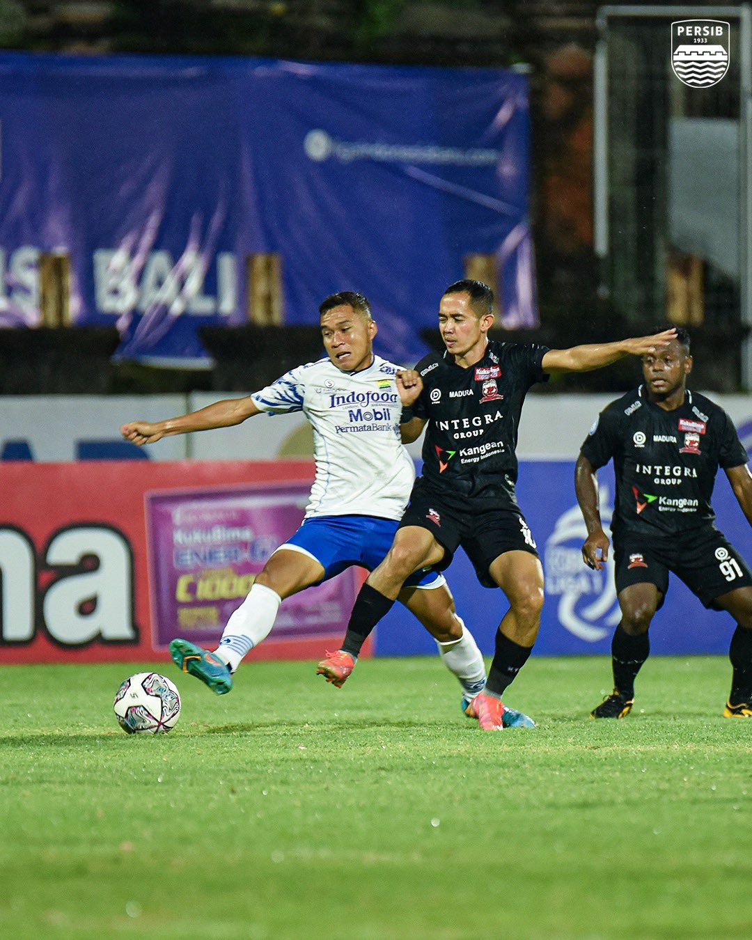 Laga Madura United versus Persib