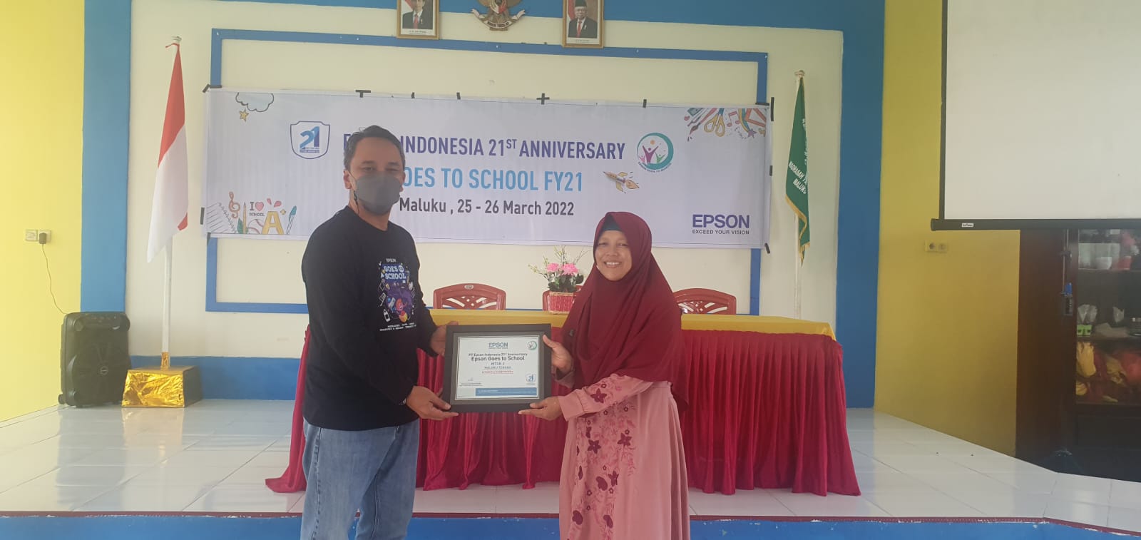 Epson membagian printer dan proyektor ke sekolah