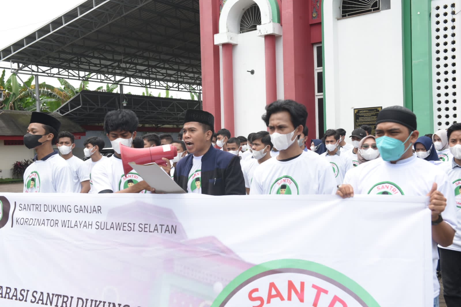 Mahasantri Sulsel mendeklarasikan dukungan untuk Ganjar Pranowo sebagai calon Presiden RI 2024, di halaman Masjid Ceng Hoo, Senin (21/3)