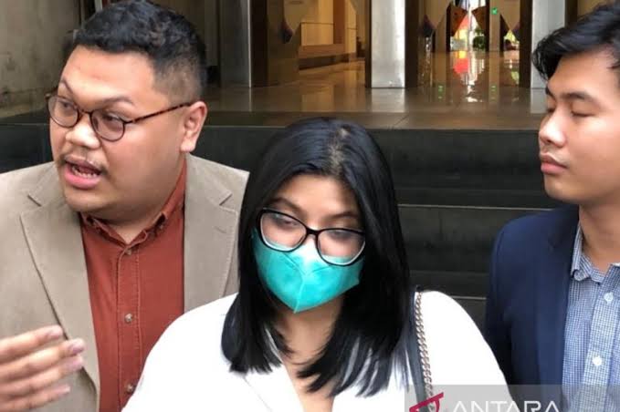 Dea OnlyFans (tengah)