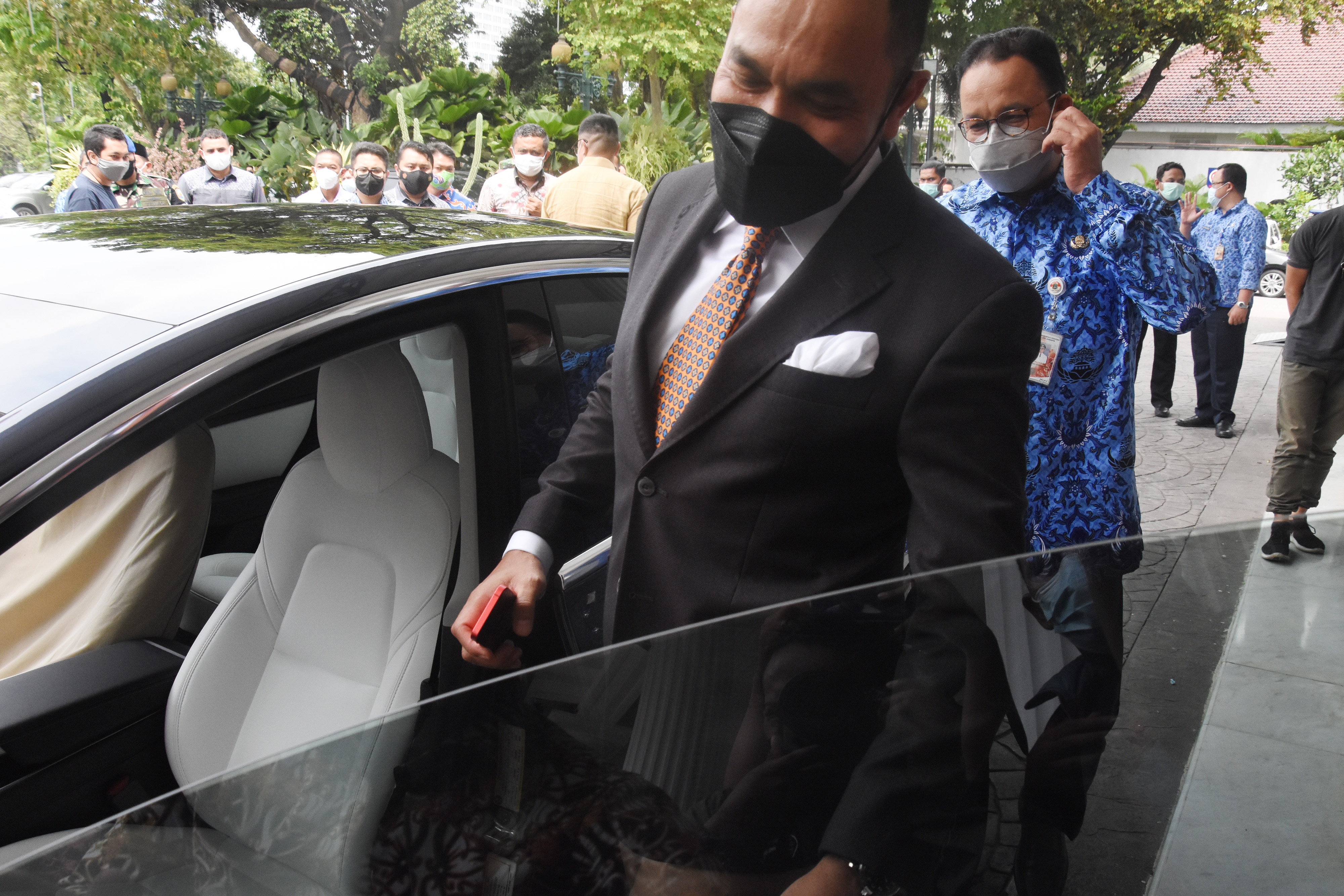 Anggota DPR RI Ahmad Sahroni saat mencoba mobil listrik buatan Tesla.