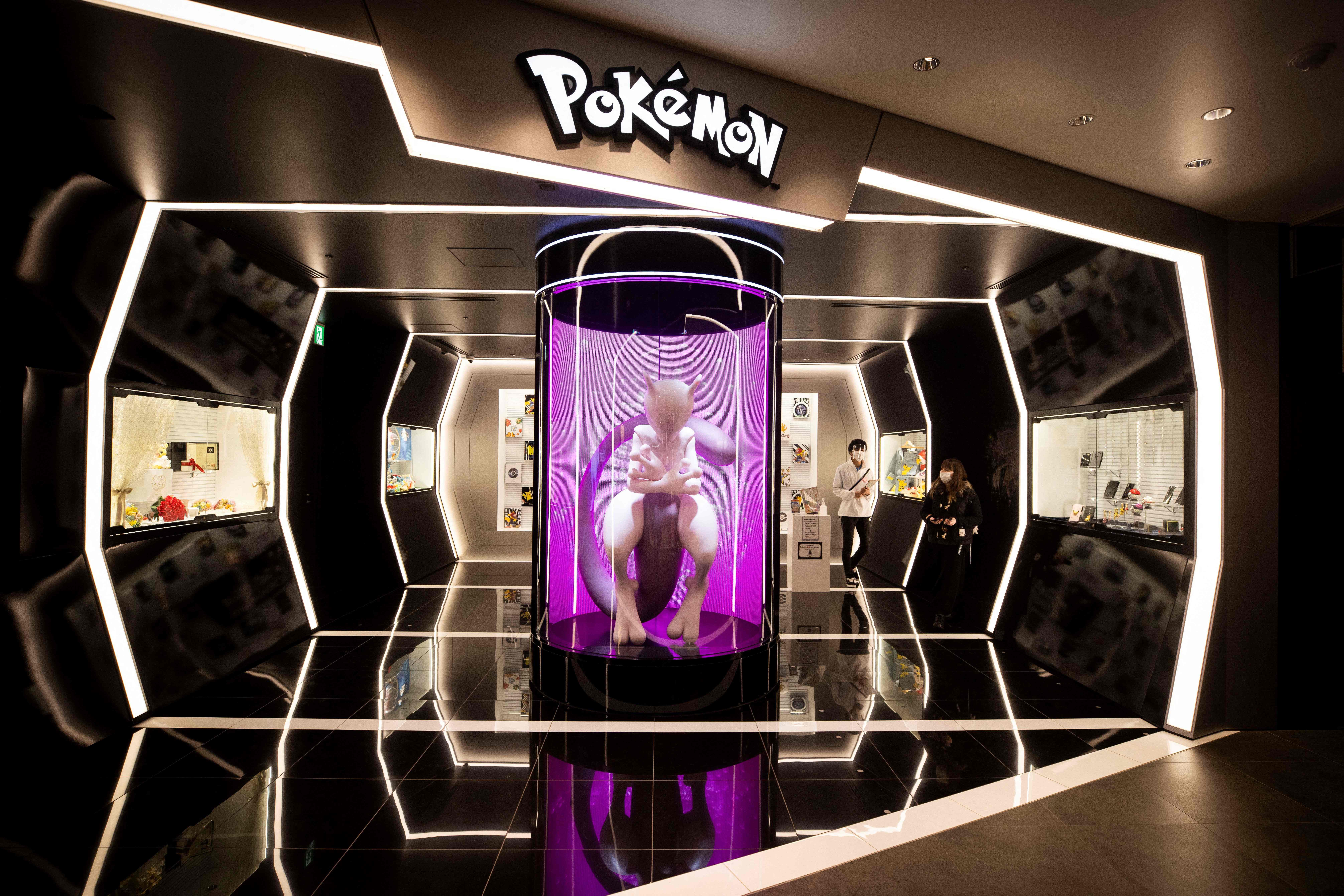 Karakter Pokemon, Mewtwo, terlihat di sebuah Pokemon Store di Tokyo, Jepang.