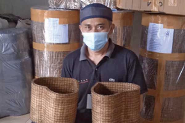 Jirno, pengusaha pot sabut kelapa dari Banjarnegara, salah satu pengusaha binaan UMKMshop Cares.