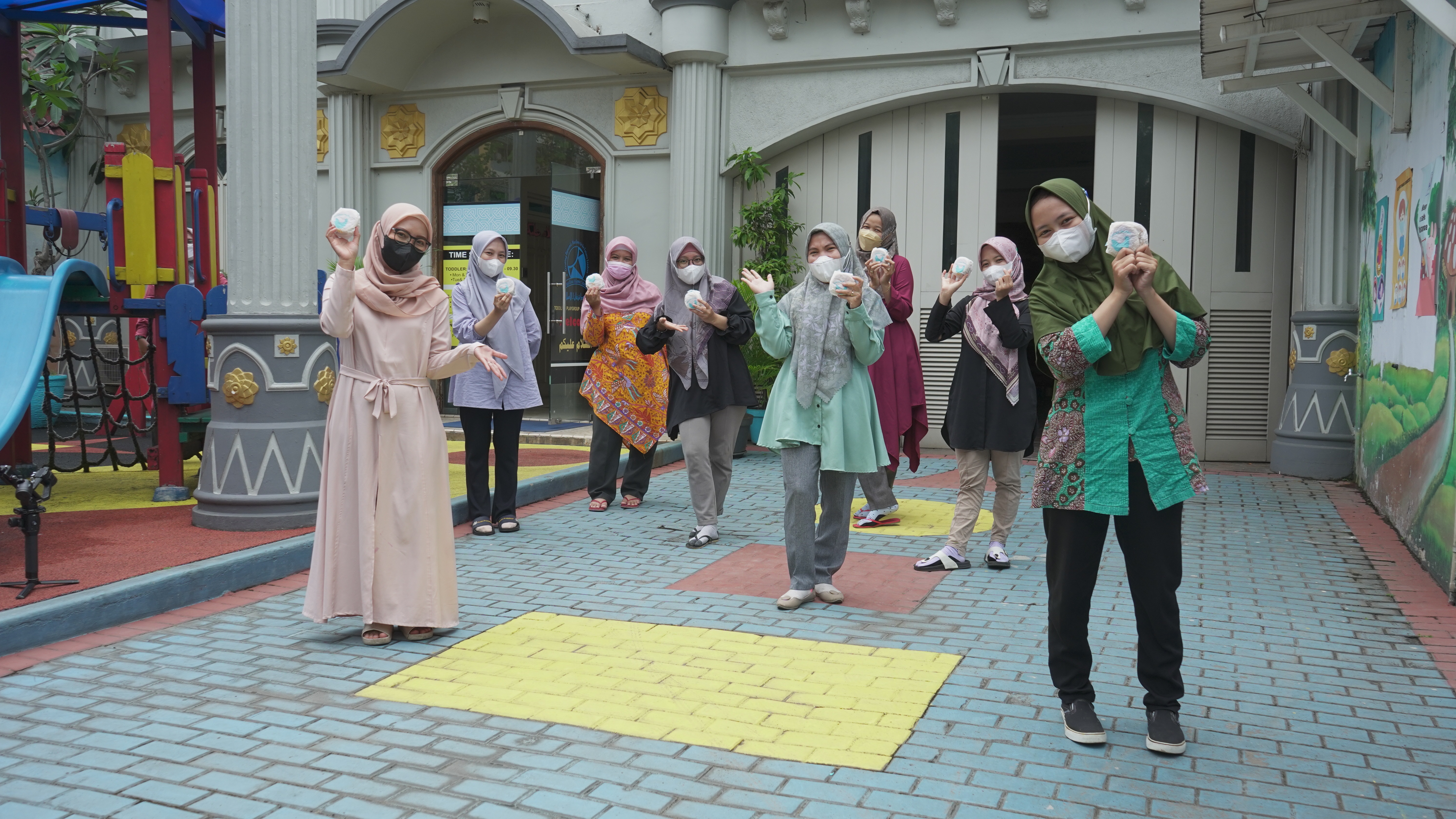 Penyerahan paket sarapan bagi guru di Syafana Islamic School Gading Serpong.