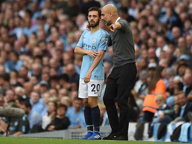 Pep Guardiola memberikan instruksi kepada Bernardo Silva