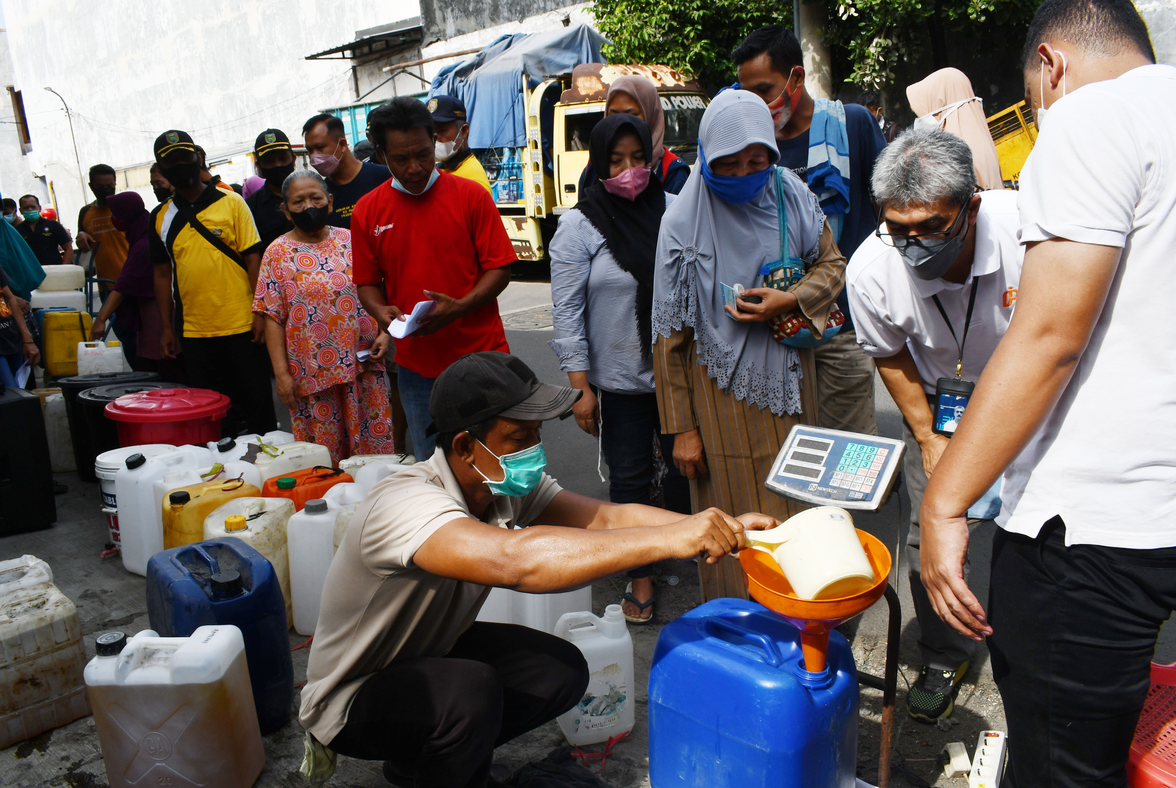 Petugas melayani pembelian minyak goreng curah di Madiun, Jawa Timur