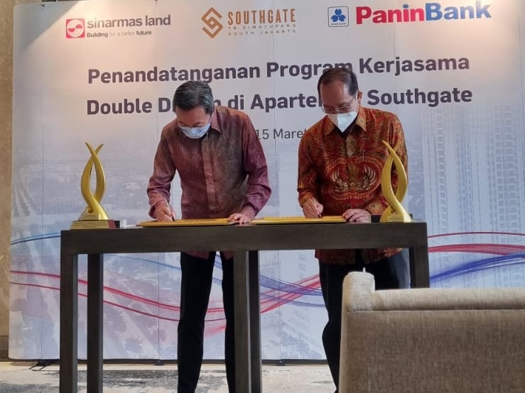 Penandatanganan kerja sama oleh Edy Heryanto (Direktur PaninBank) dan Stevanus Hartono Adjiputro (Division Head Commercial National).