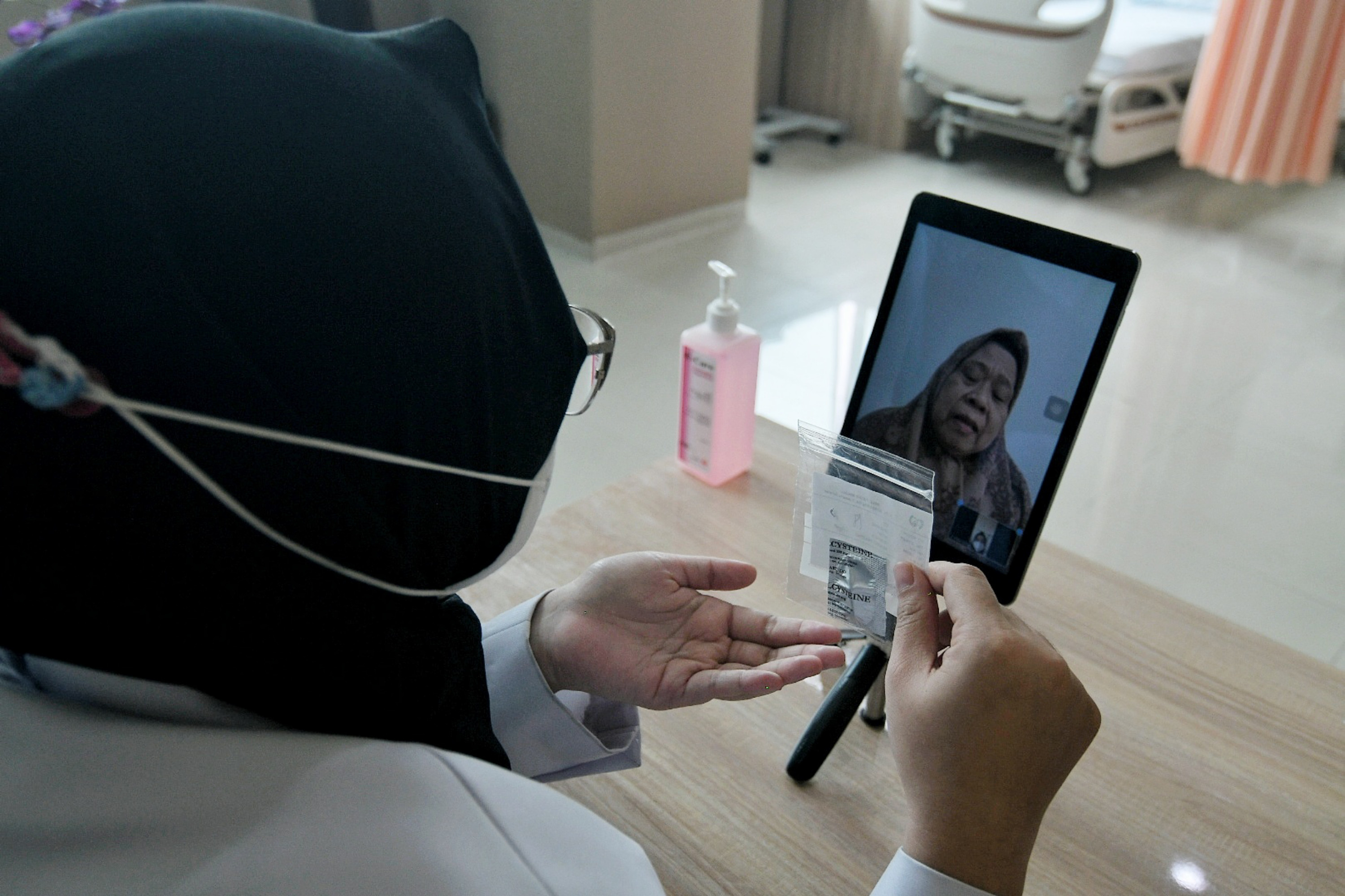 Dokter sedang memberikan konsultasi jarak jauh (telemedicine) pada pasien umum di RSUD Pasar Minggu, Jakarta.