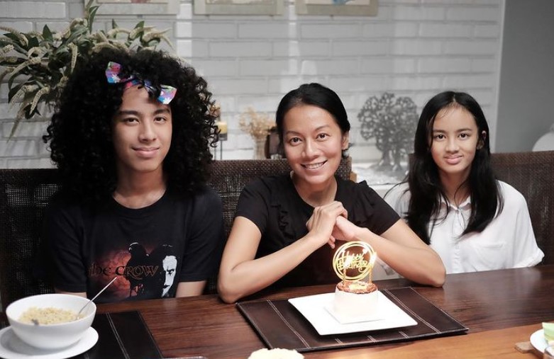 Selebritas Dee Lestari bersama kedua anaknya.