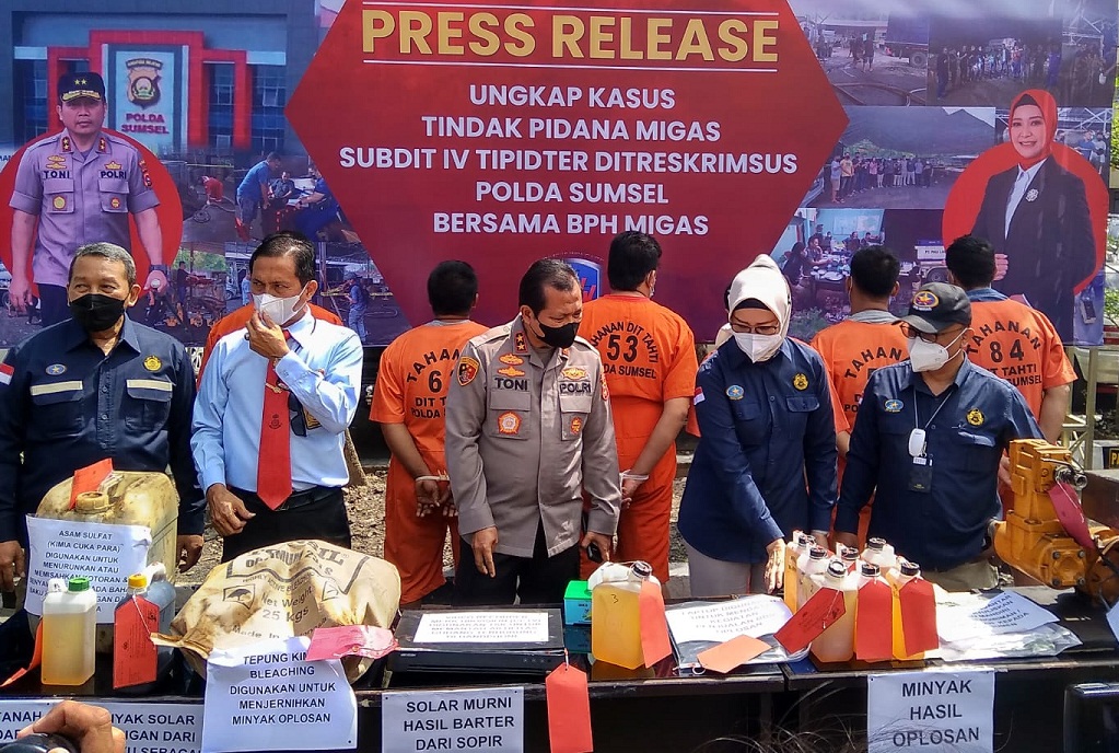 Kapolda Sumsel Irjen Pol Toni Harmanto saat rilis ungkap kasus solar oplosan di Mapolda Sumsel, Selasa (22/3).