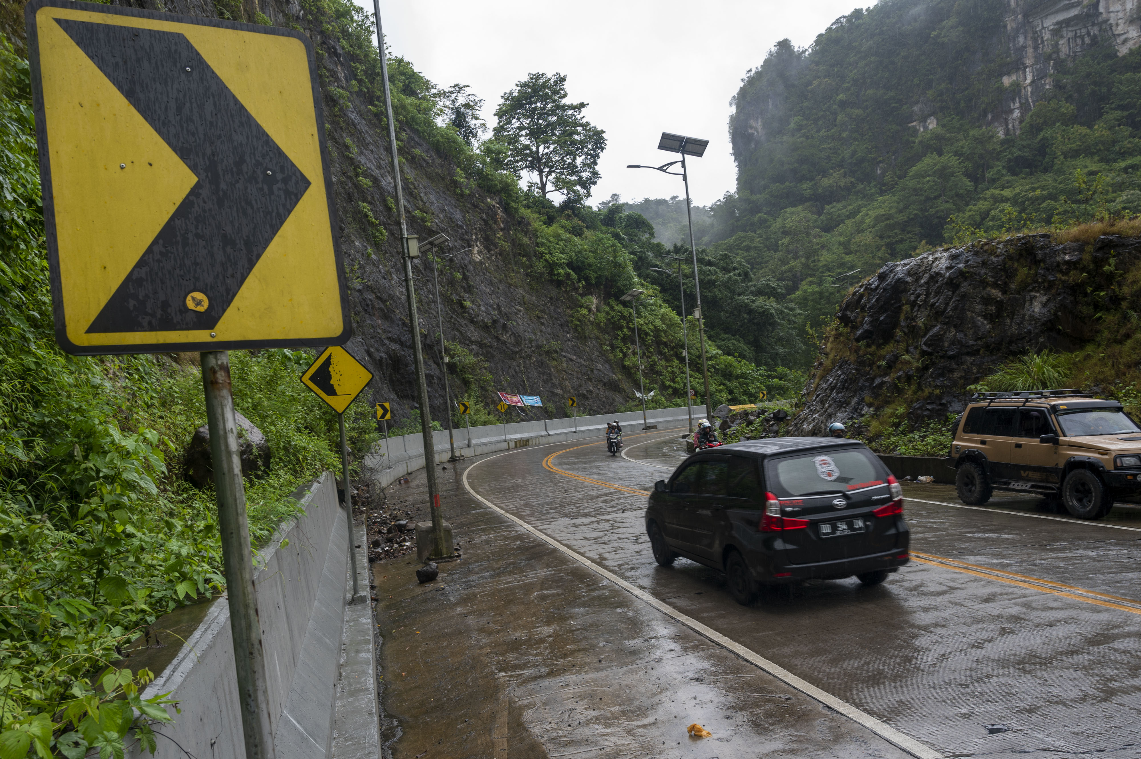 Pengendara melintas di jalan layang yang menghubungkan Kabupaten Maros dan Kabupaten Bone di Desa Pattunuang, Maros, Sulawesi Selatan