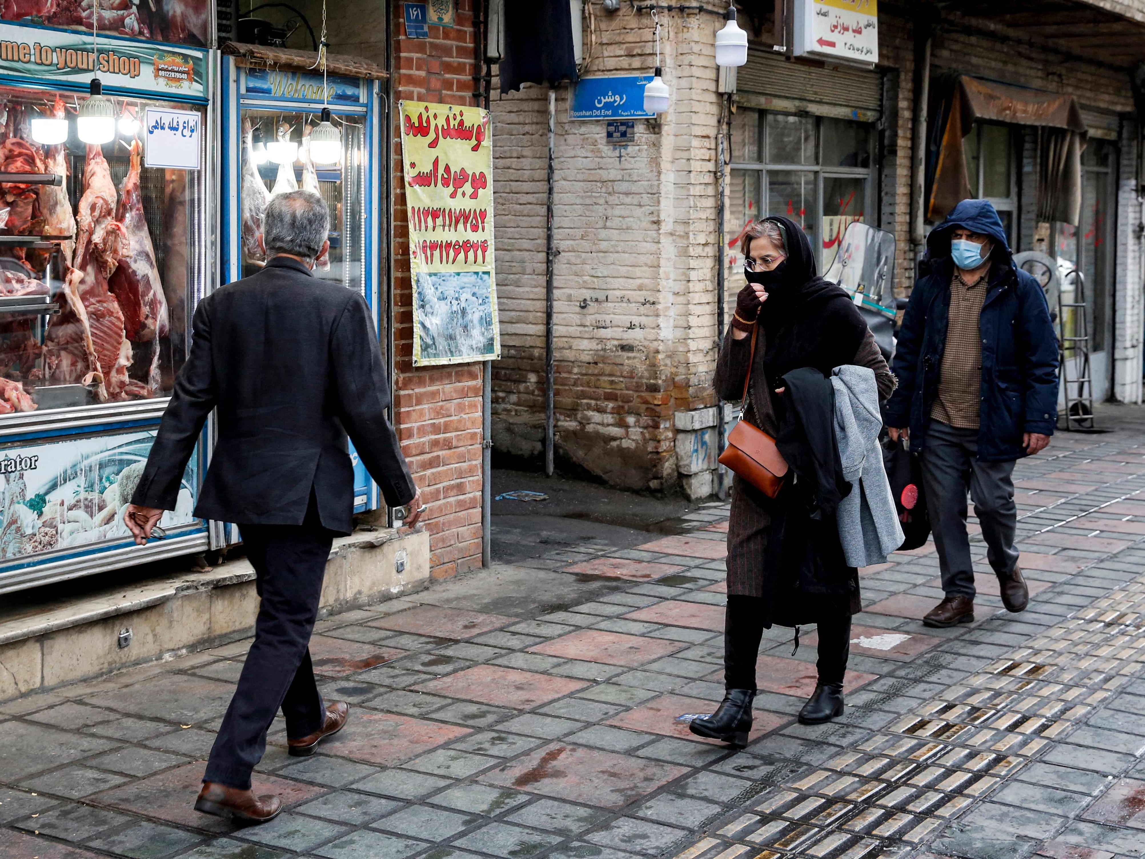 Orang-orang berjalan melewati toko daging di selatan ibu kota Iran, Teheran, pada 20 Februari 2022.