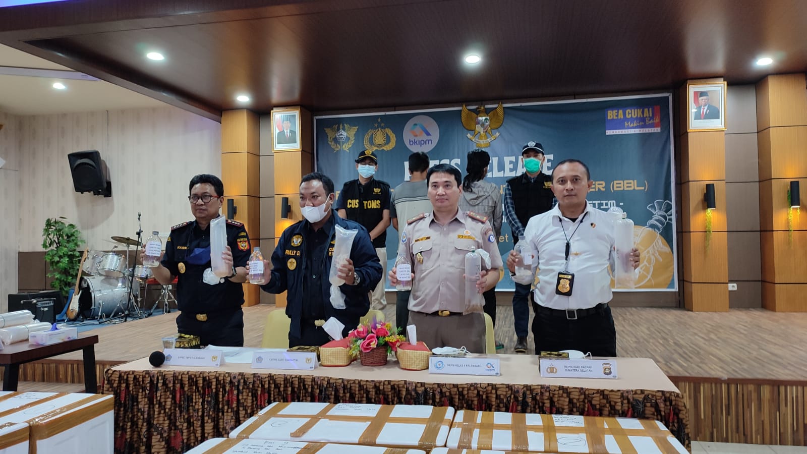 Rilis ungkap kasus penyelundupan 183.700 ekor benih lobster oleh Bea Cukai Palembang, Senin (7/3).