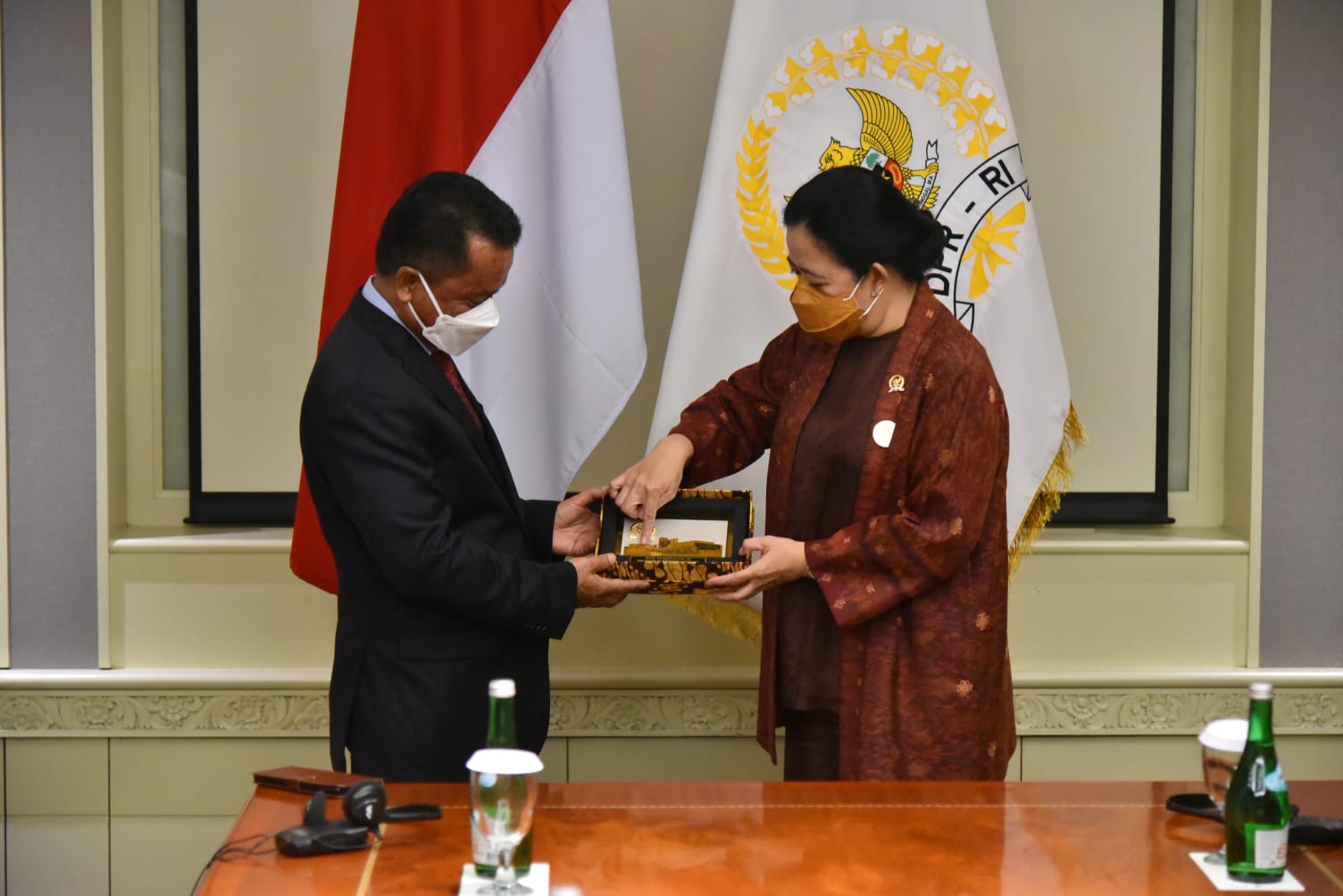 Ketua DPR RI Puan Maharani memberi cinderamata kepada  Ketua Parlemen Timor Leste  Ancieto Longuinhos.