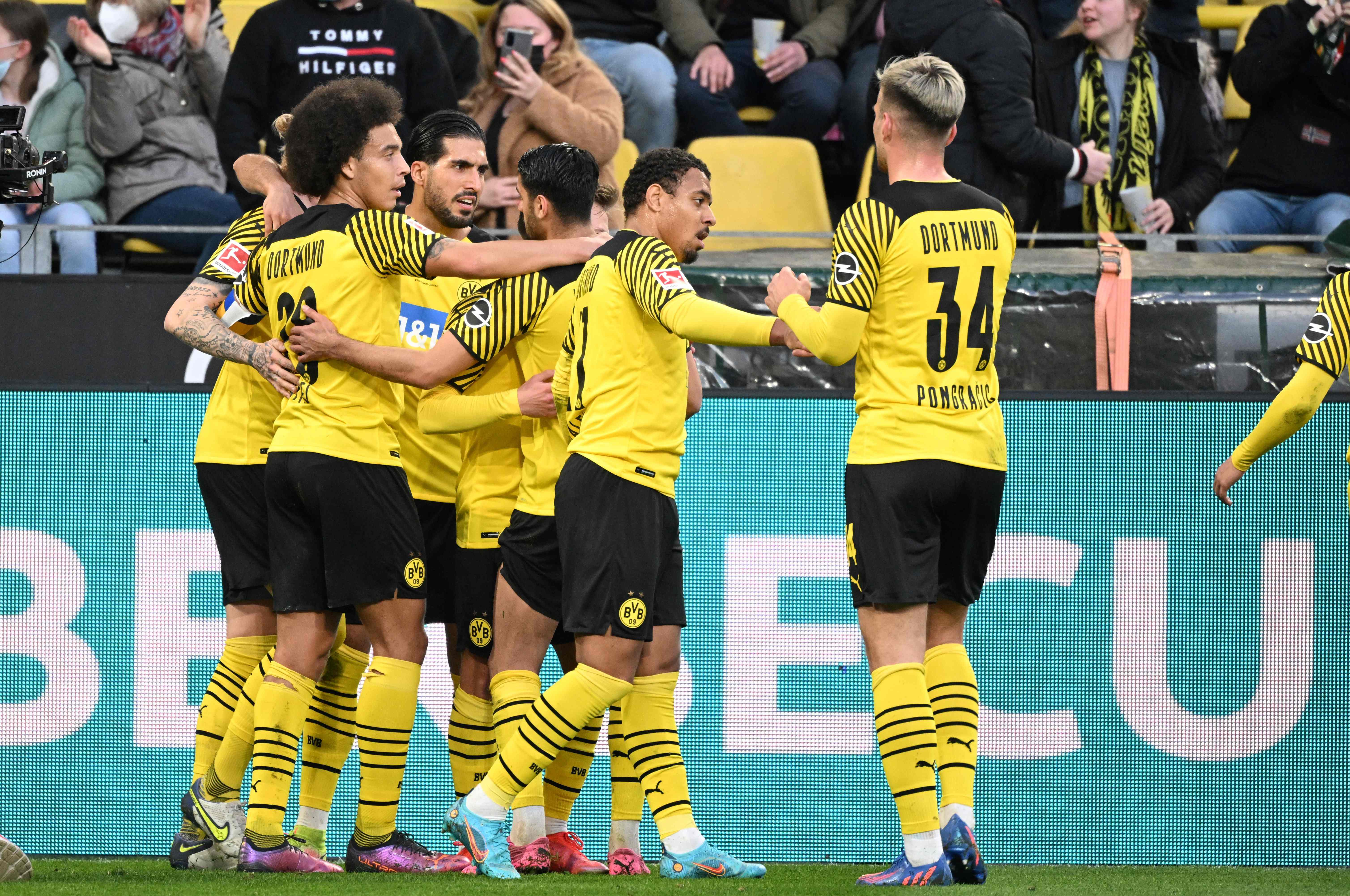 Para pemain Borussia Dortmund melakukan selebrasi usai mencetak gol ke gawang Arminia Bielefeld di laga Bundesliga. 