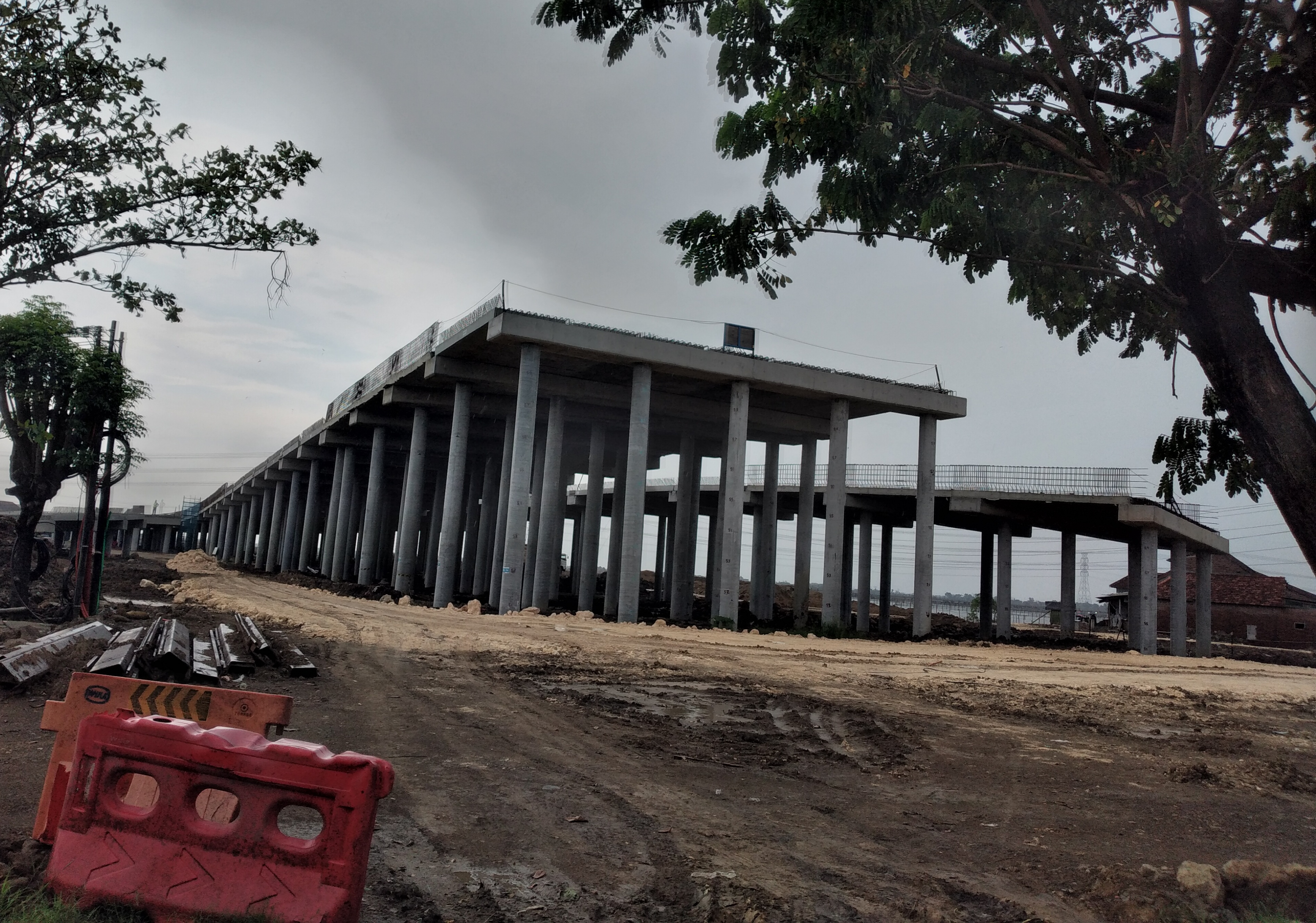 Pemasangan Gilder Tol Semarang-Demak Selesai Lalulintas Normal Lagi