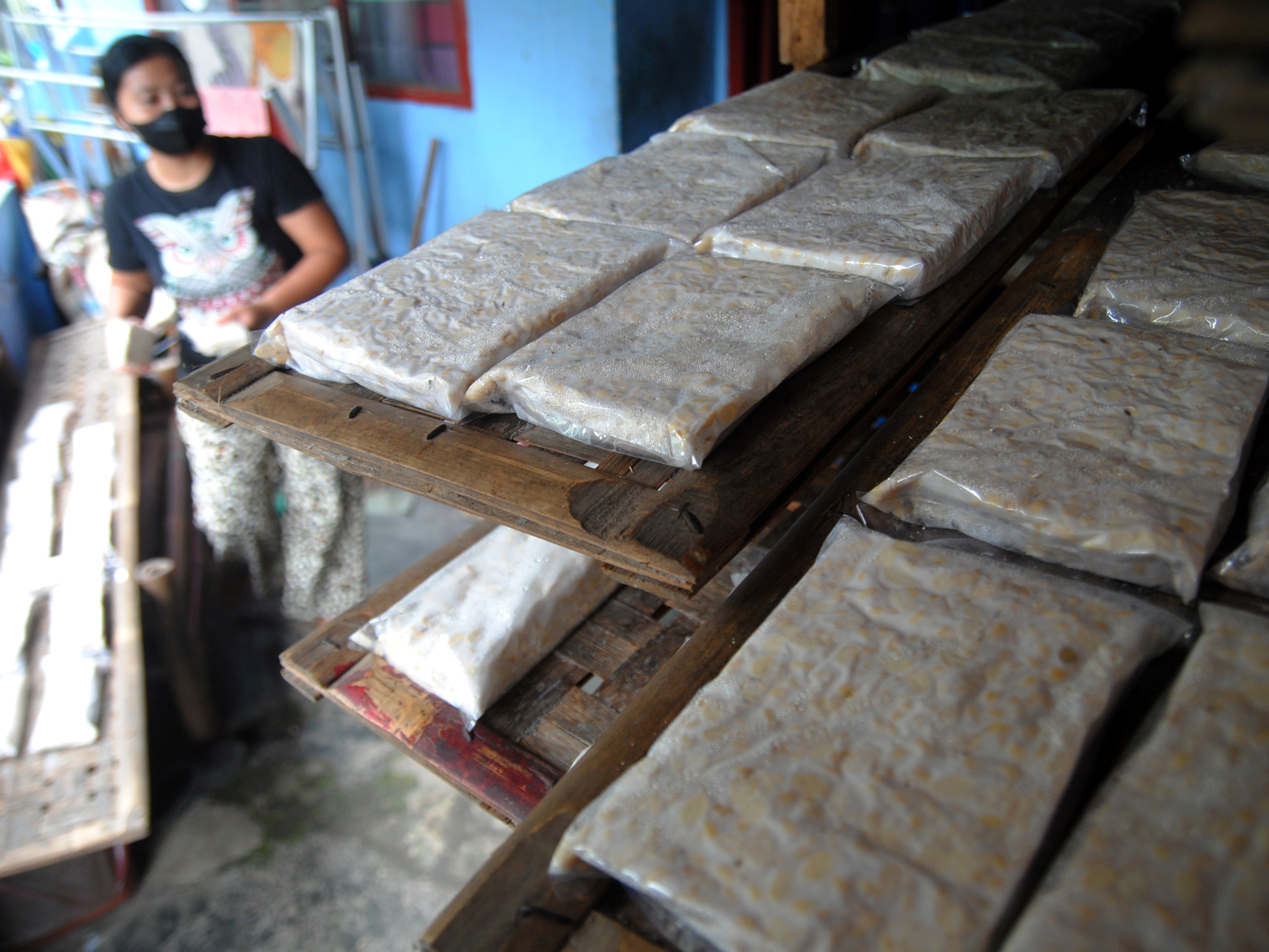 Pekerja memproduksi tempe berbahan kedelai di Bogor, Jabar.